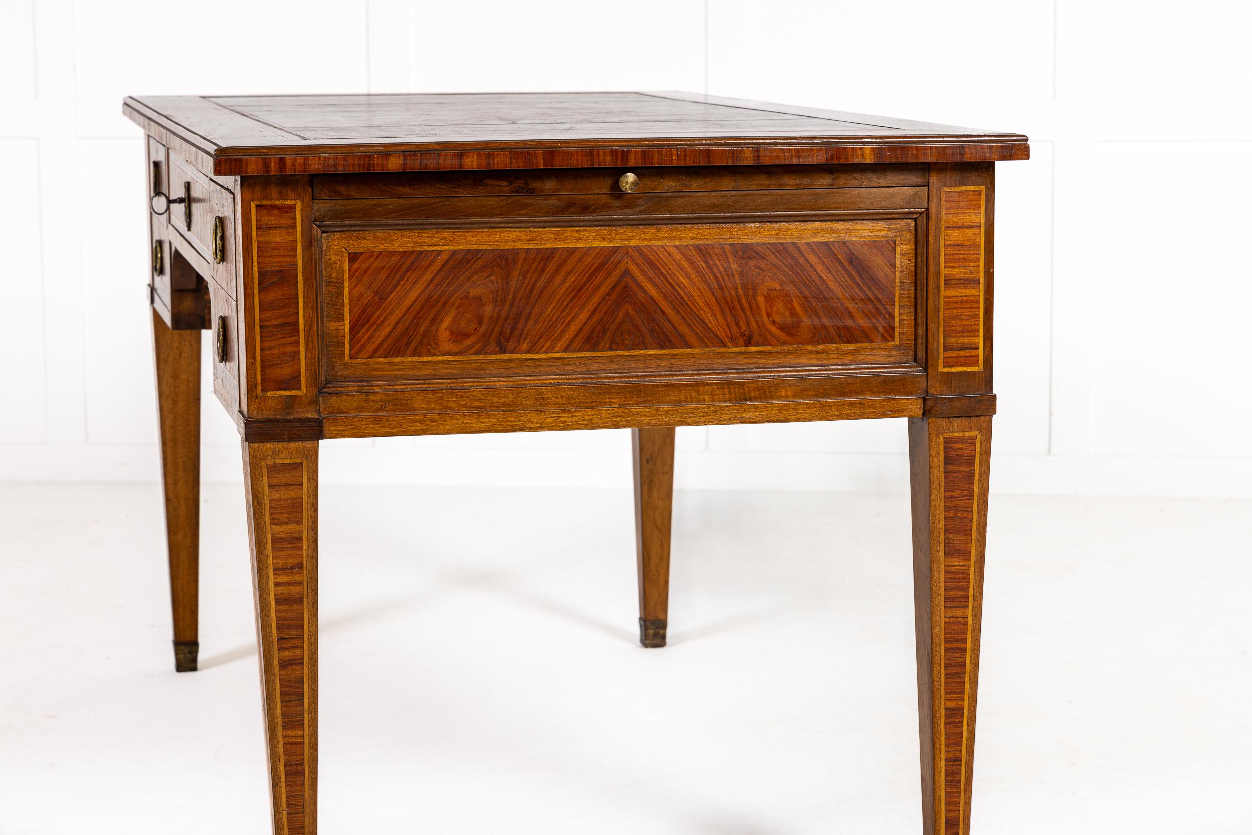 Bureau francese del XIX secolo in legno di noce e tulipano intarsiato Plat in vendita 3