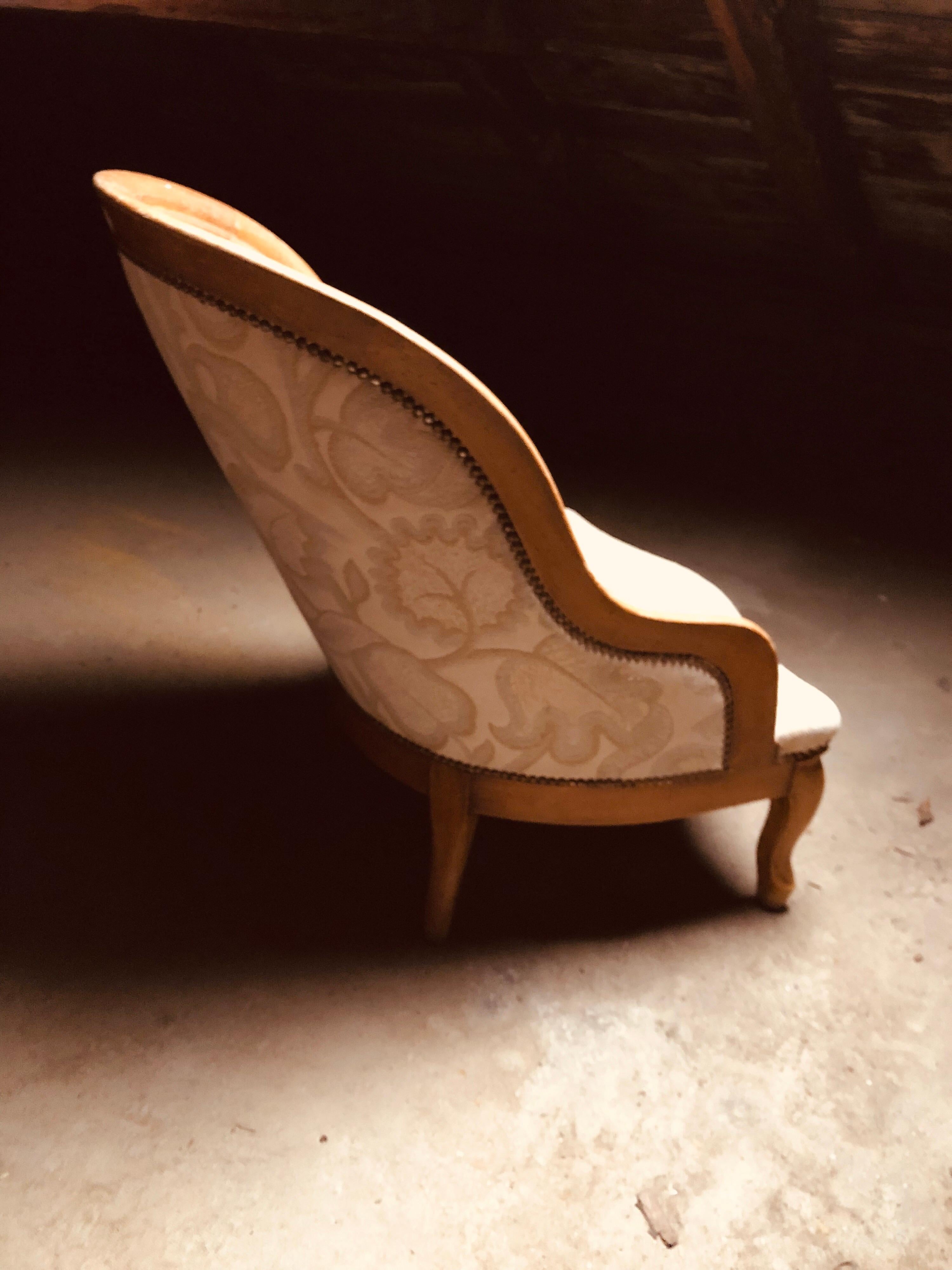 Französischer eleganter Sessel mit Nussbaumgestell aus dem späten 19. Jahrhundert.