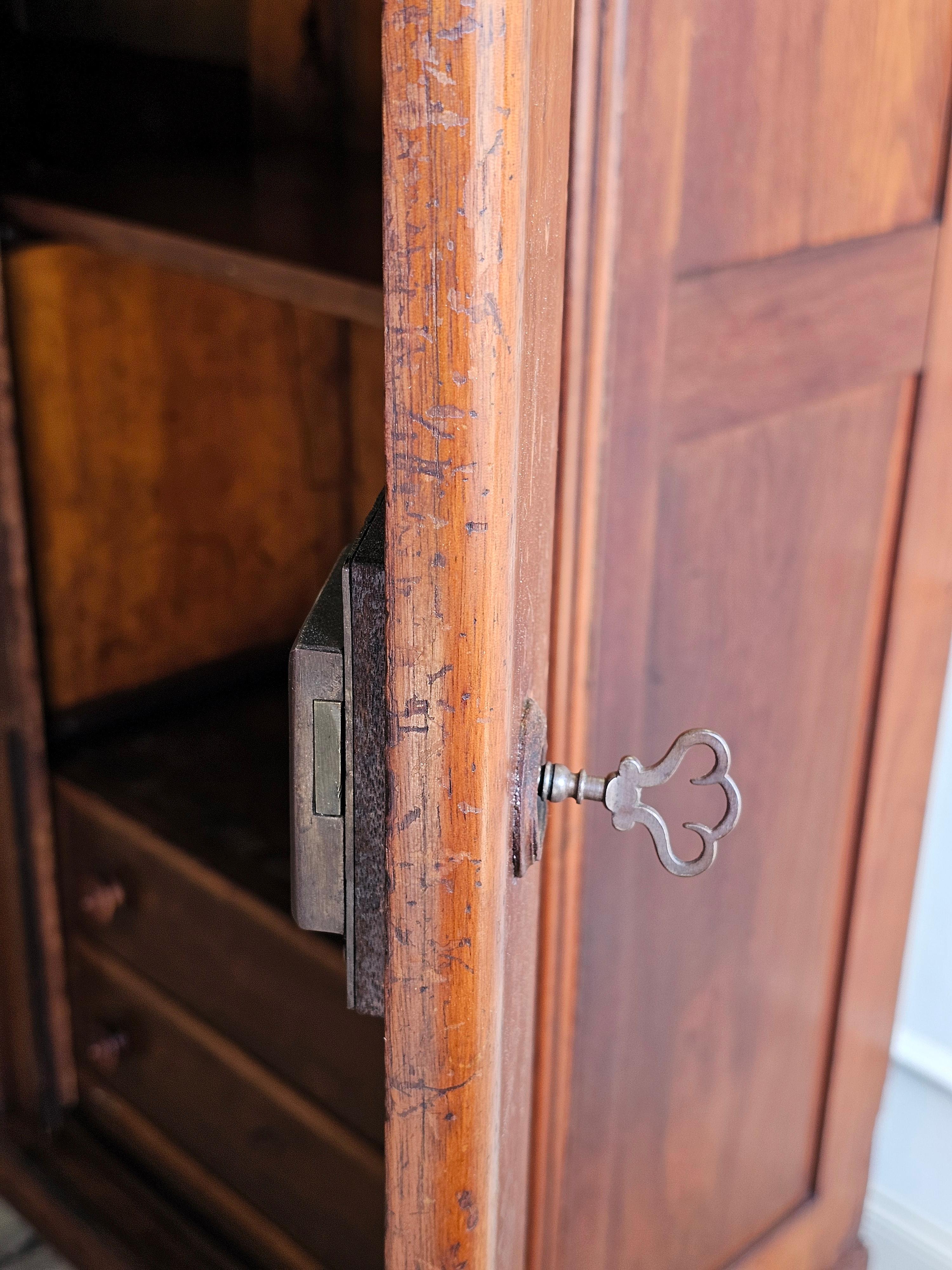 19. Jahrhundert Französisch Nussbaum Armoire Kleiderschrank im Angebot 4