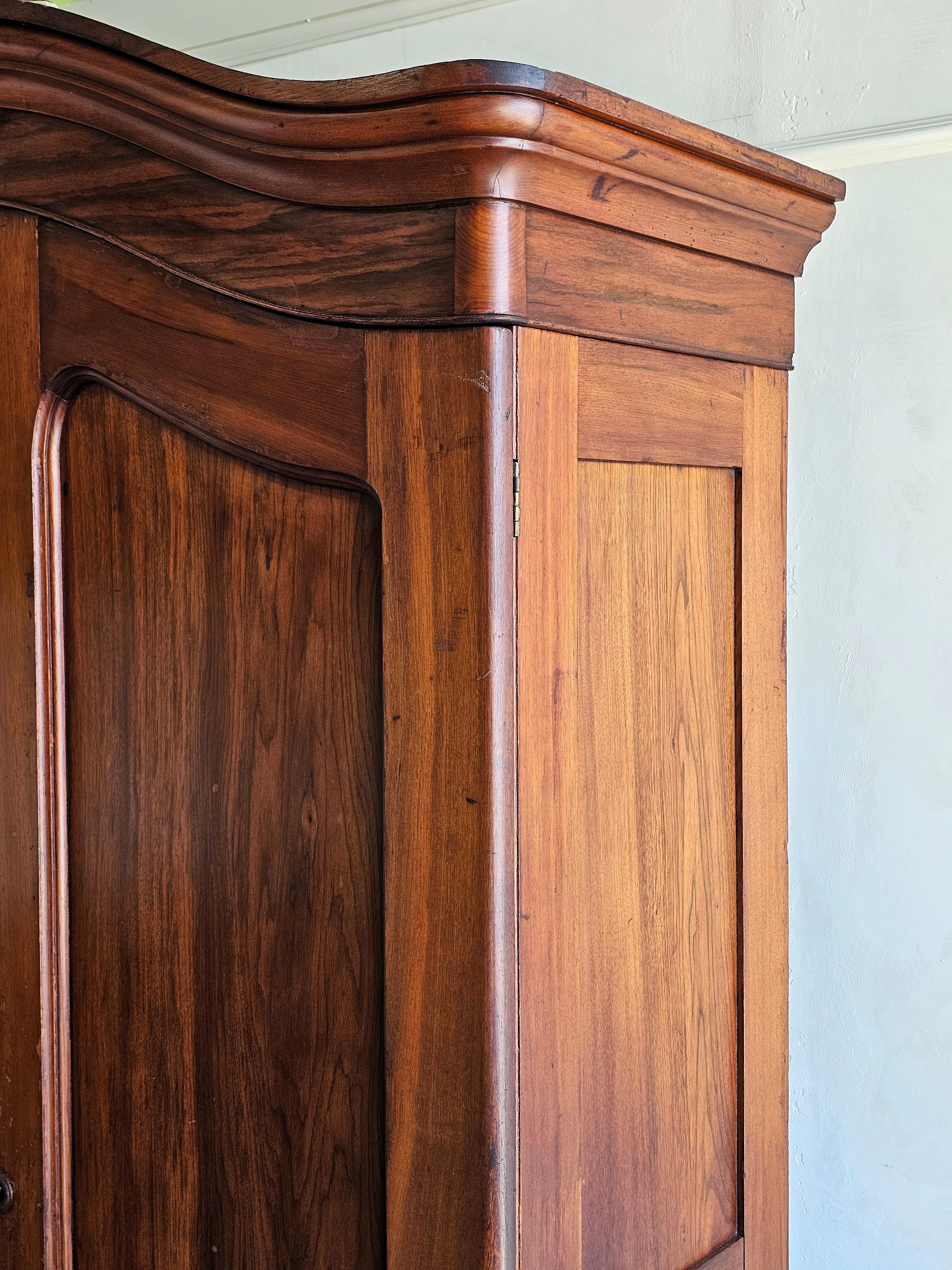 19. Jahrhundert Französisch Nussbaum Armoire Kleiderschrank im Angebot 6