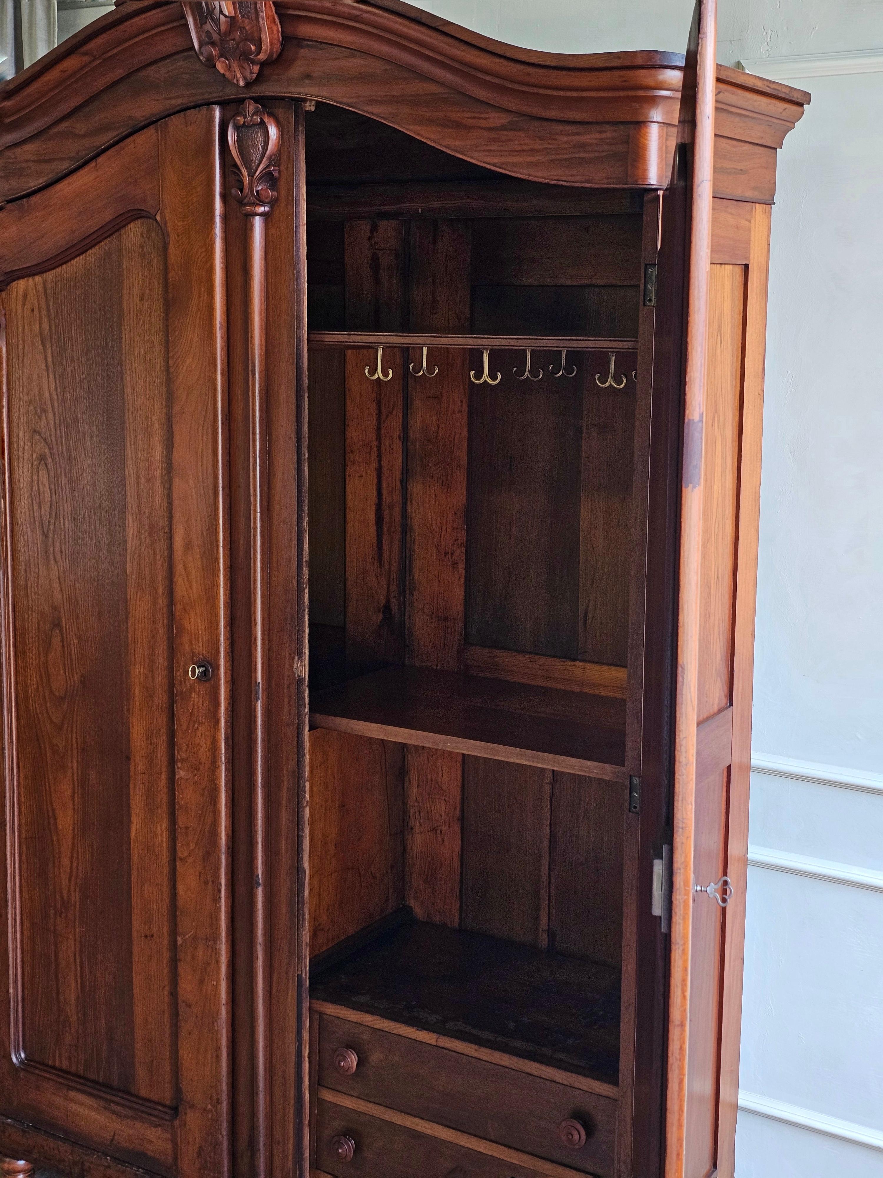 19. Jahrhundert Französisch Nussbaum Armoire Kleiderschrank (Louis Philippe) im Angebot