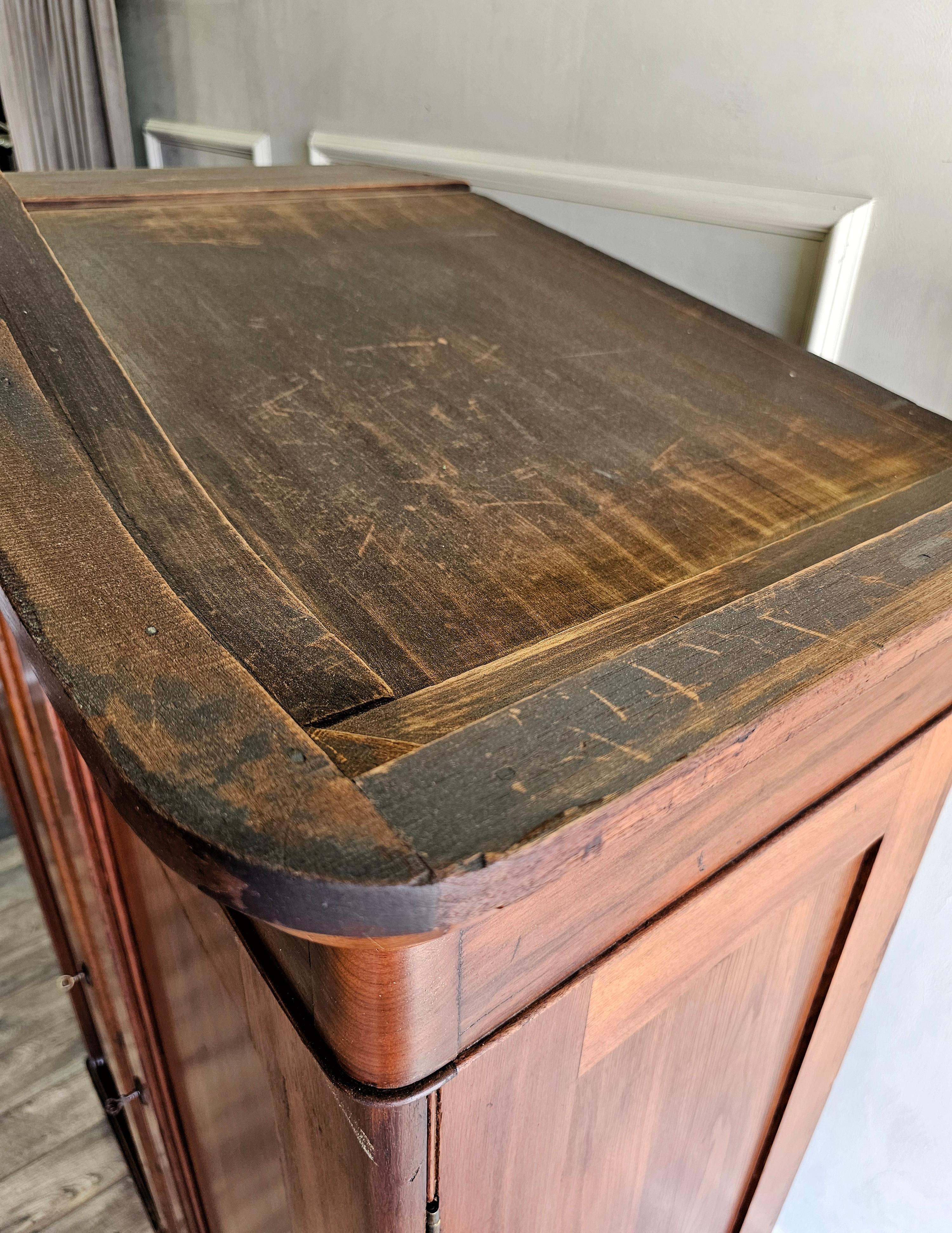 19. Jahrhundert Französisch Nussbaum Armoire Kleiderschrank (Handgefertigt) im Angebot