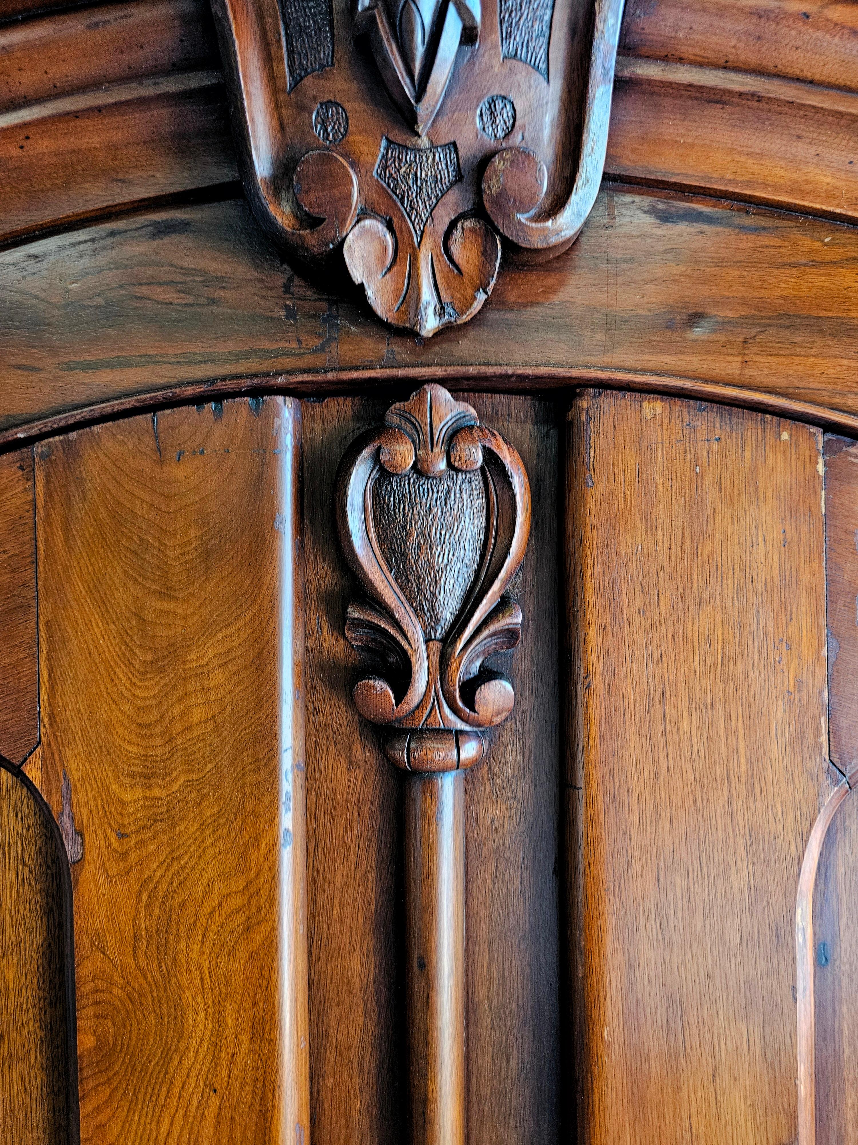 19. Jahrhundert Französisch Nussbaum Armoire Kleiderschrank im Zustand „Gut“ im Angebot in Unionville, TN