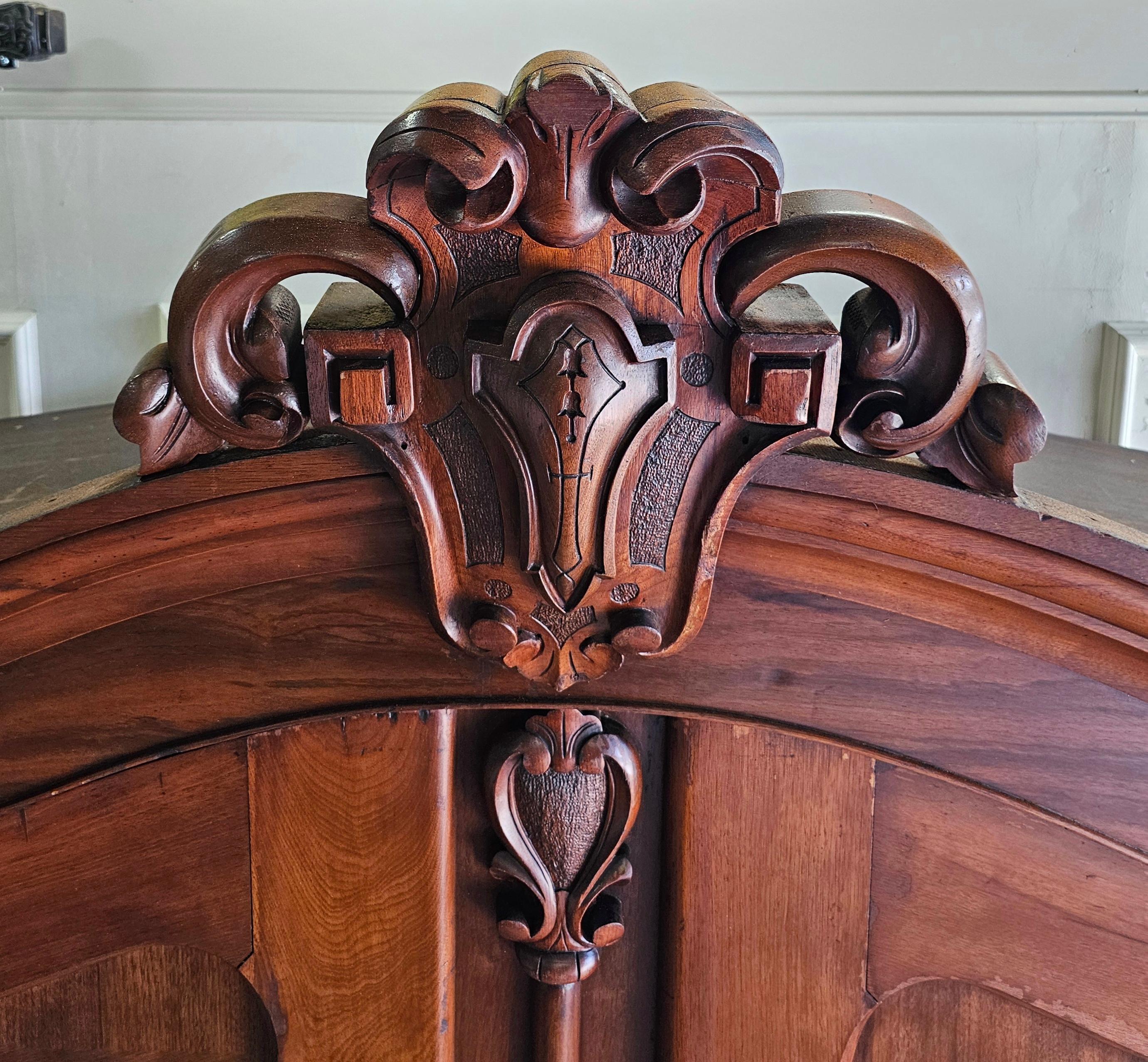 19. Jahrhundert Französisch Nussbaum Armoire Kleiderschrank (Walnuss) im Angebot