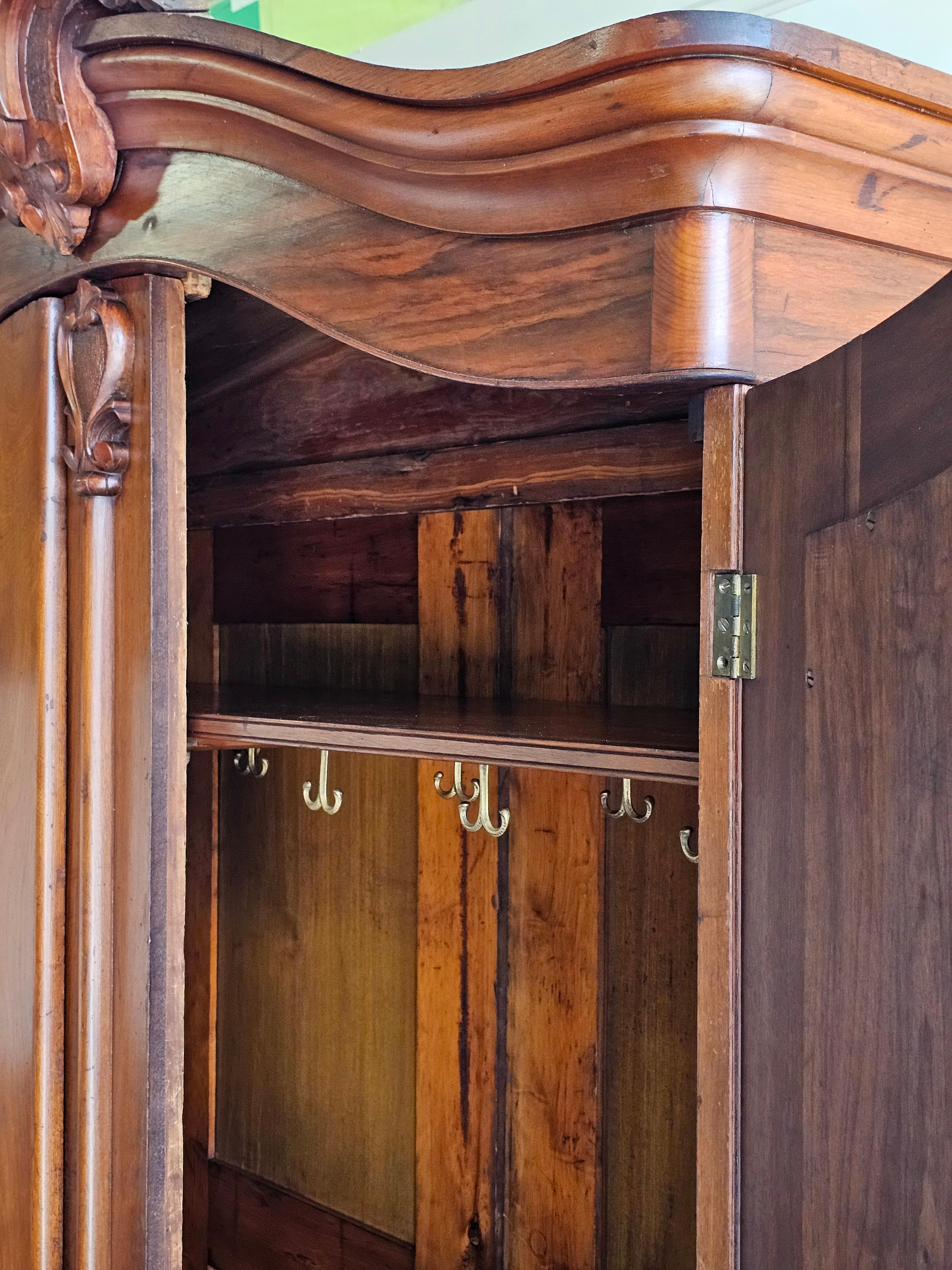 19. Jahrhundert Französisch Nussbaum Armoire Kleiderschrank im Angebot 1