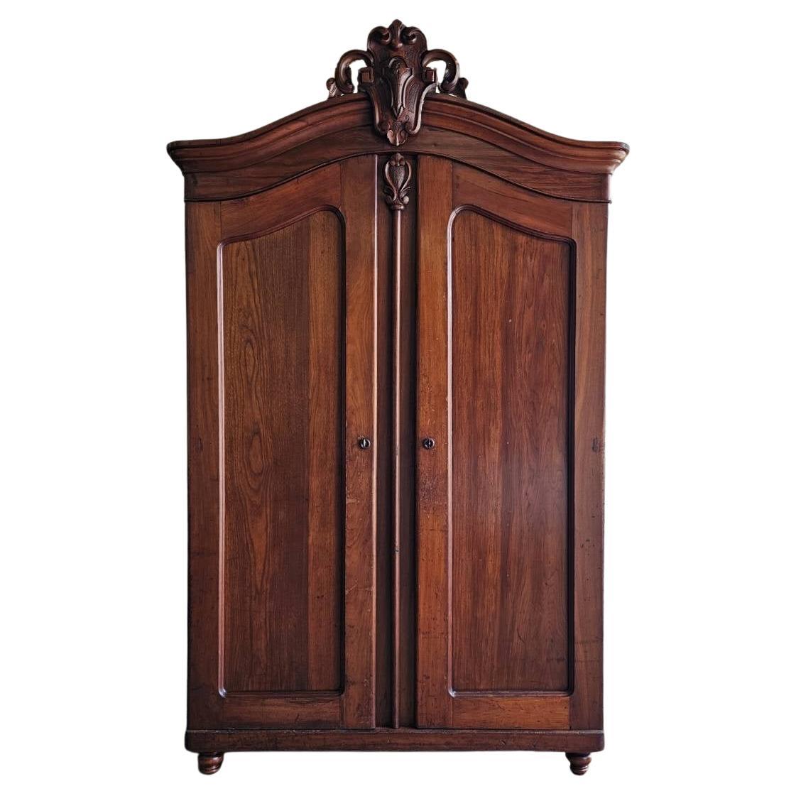 Armoire française en noyer du 19ème siècle