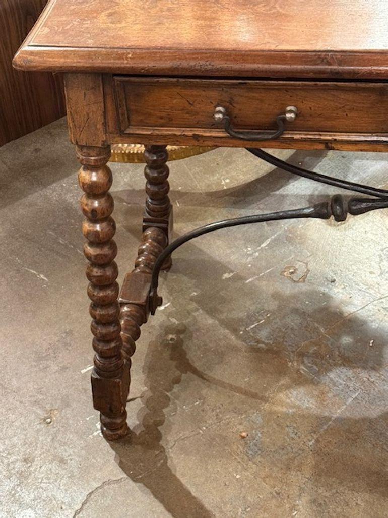 L'écritoire en noyer, orge et fer du XIXe siècle est un beau meuble classique. Cette table présente des détails complexes de torsion d'orge et une base en fer solide, ajoutant une touche de charme vintage à n'importe quelle pièce. Parfaite pour