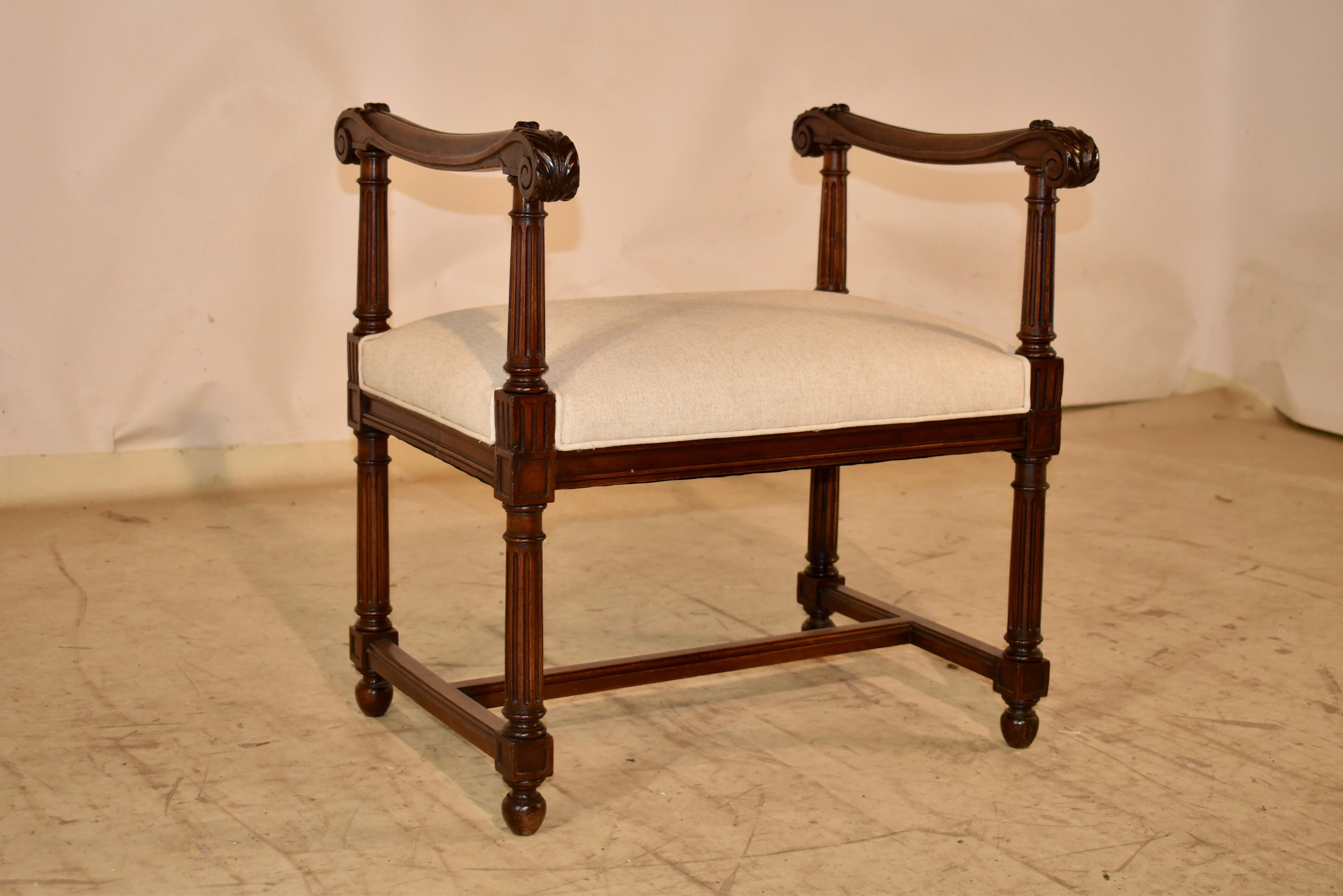 Francese Panca in noce francese del XIX secolo con braccioli in vendita