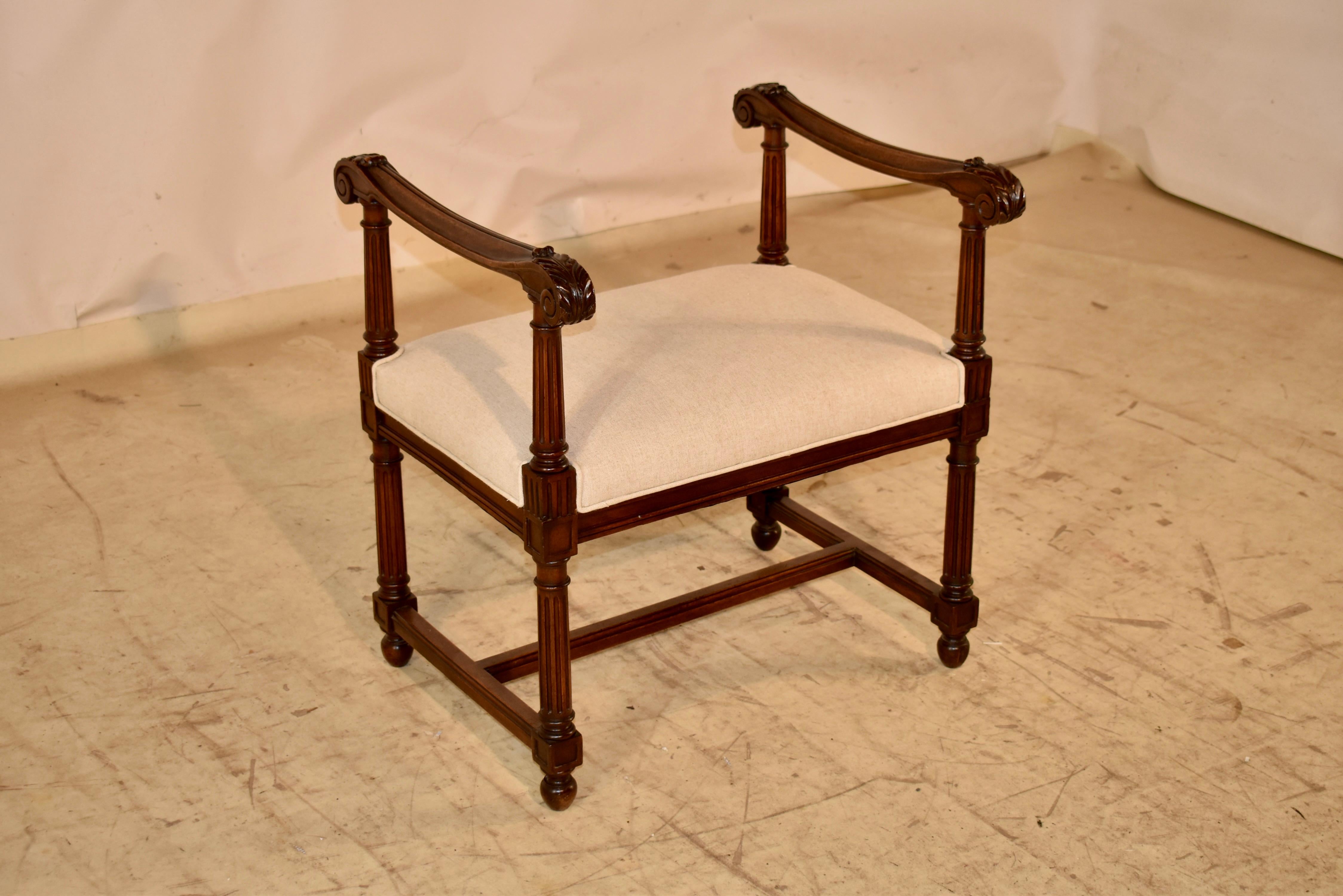 Intagliato a mano Panca in noce francese del XIX secolo con braccioli in vendita