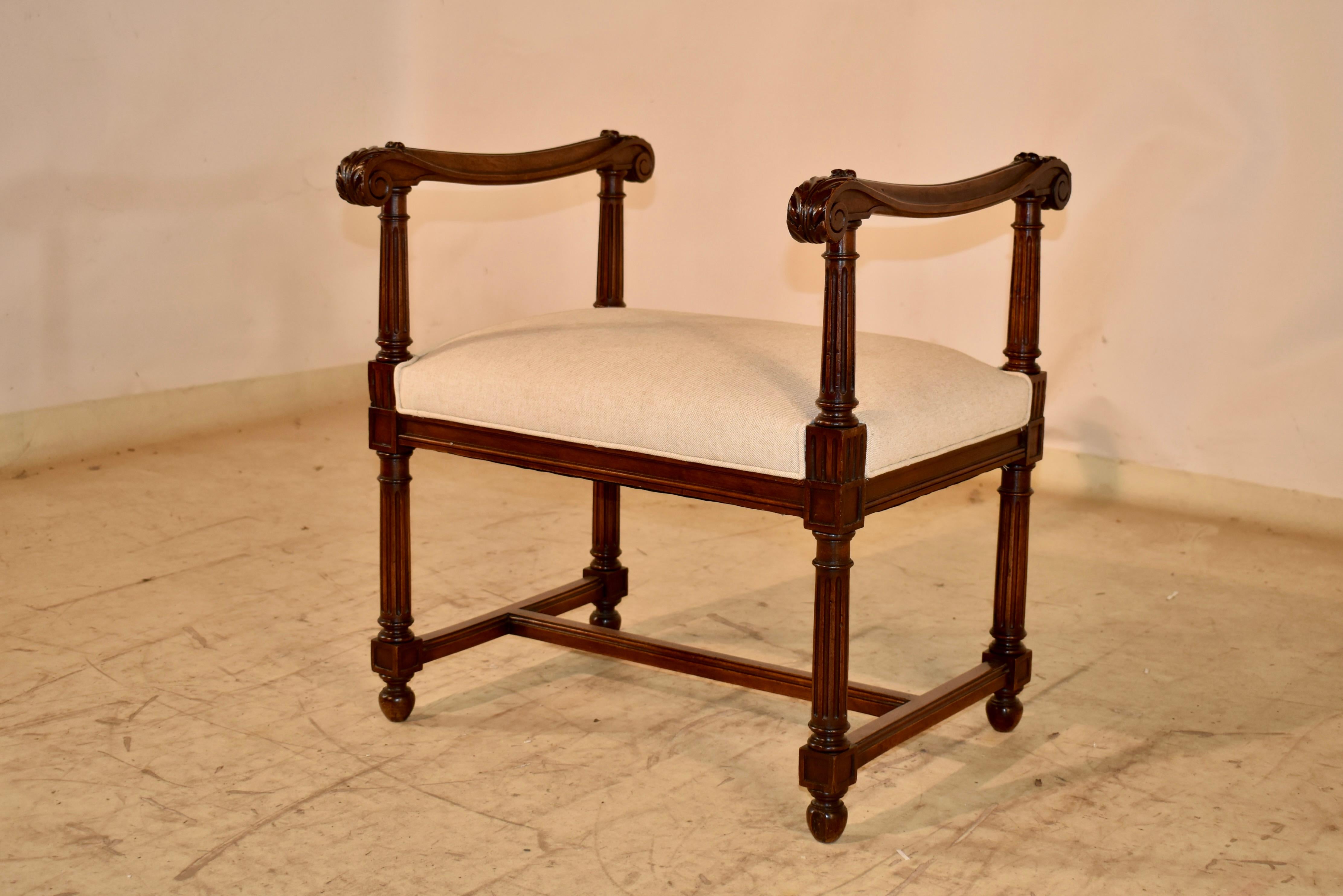 Panca in noce francese del XIX secolo con braccioli In condizioni buone in vendita a High Point, NC