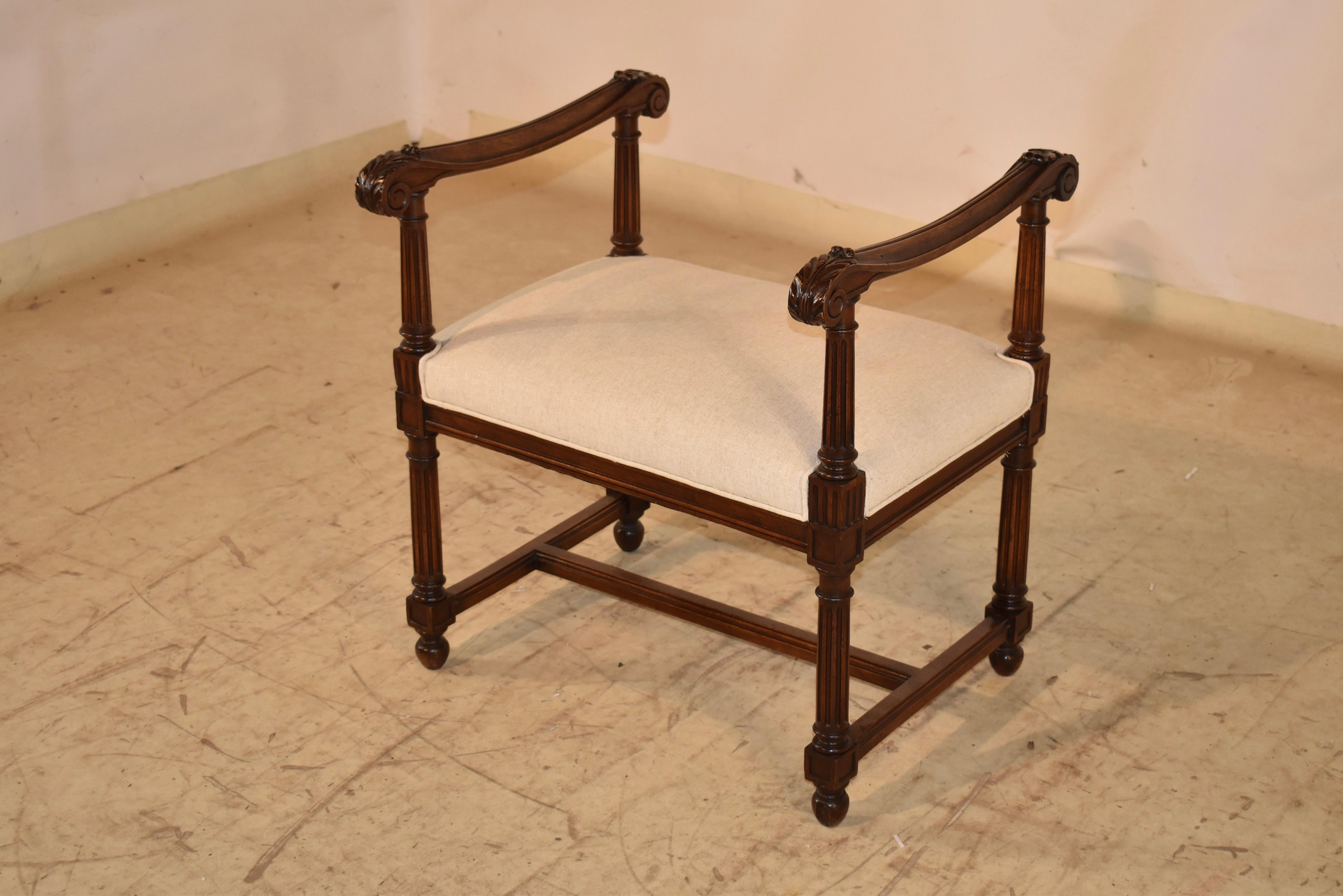 Lino Panca in noce francese del XIX secolo con braccioli in vendita