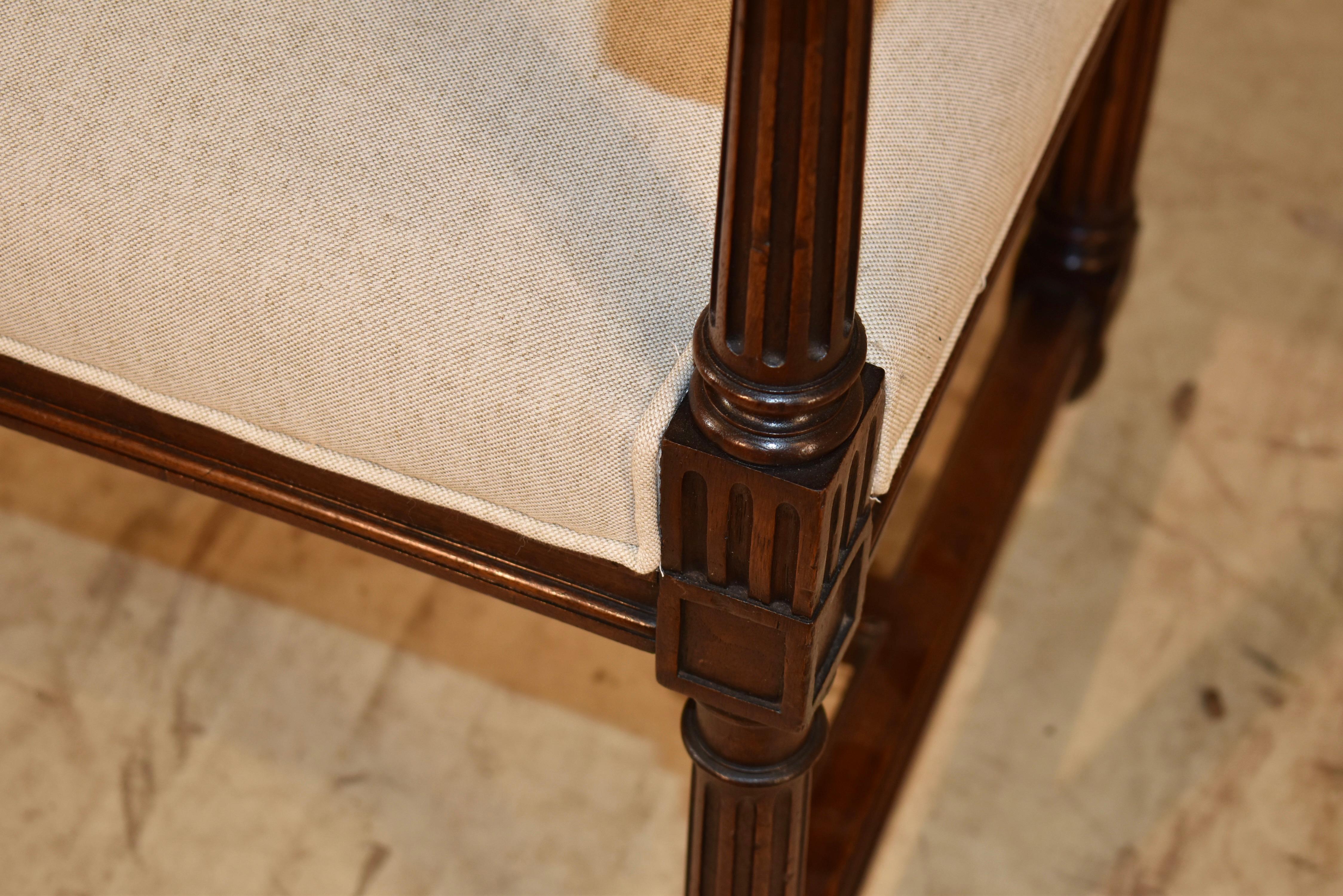 Panca in noce francese del XIX secolo con braccioli in vendita 1