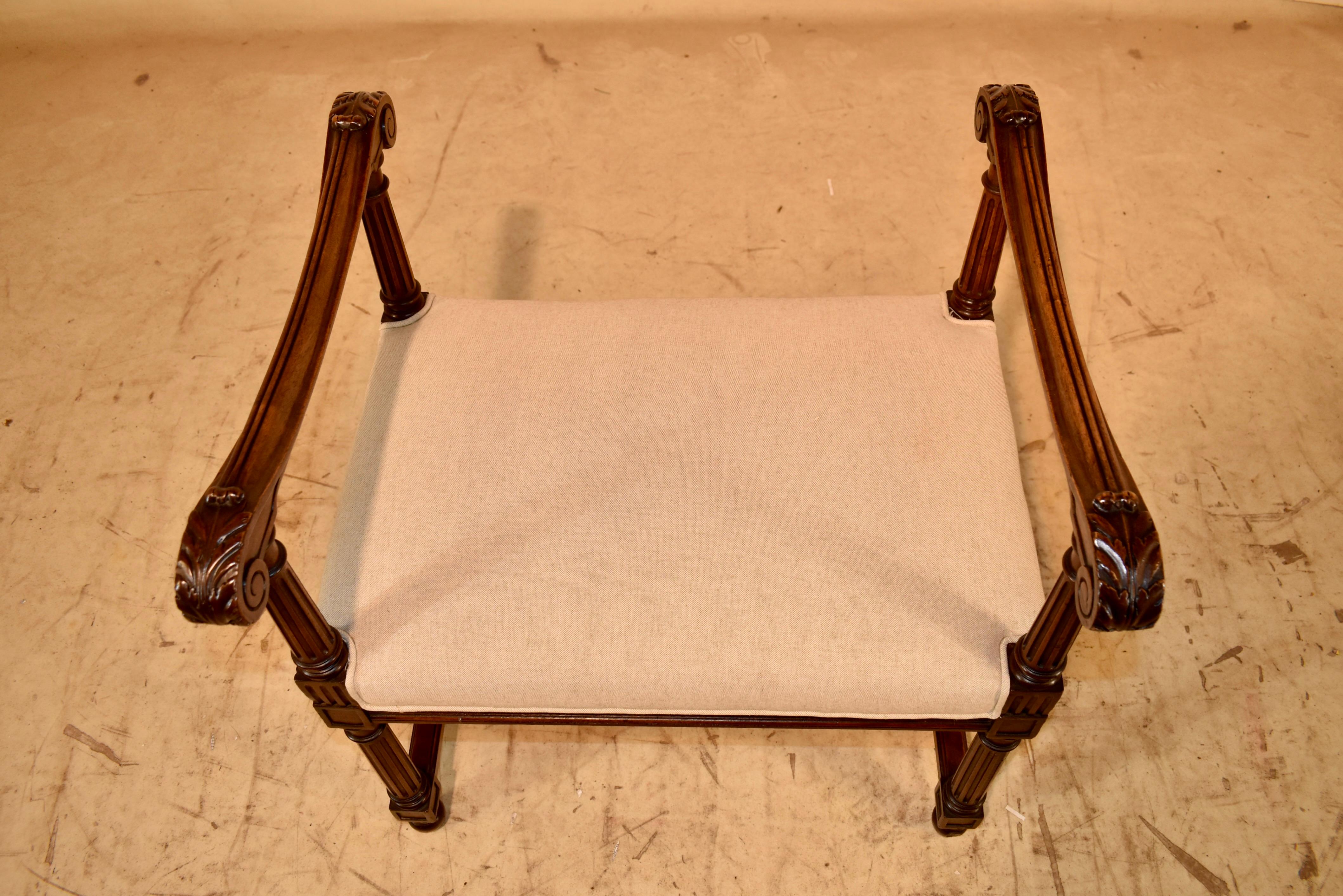 Panca in noce francese del XIX secolo con braccioli in vendita 2