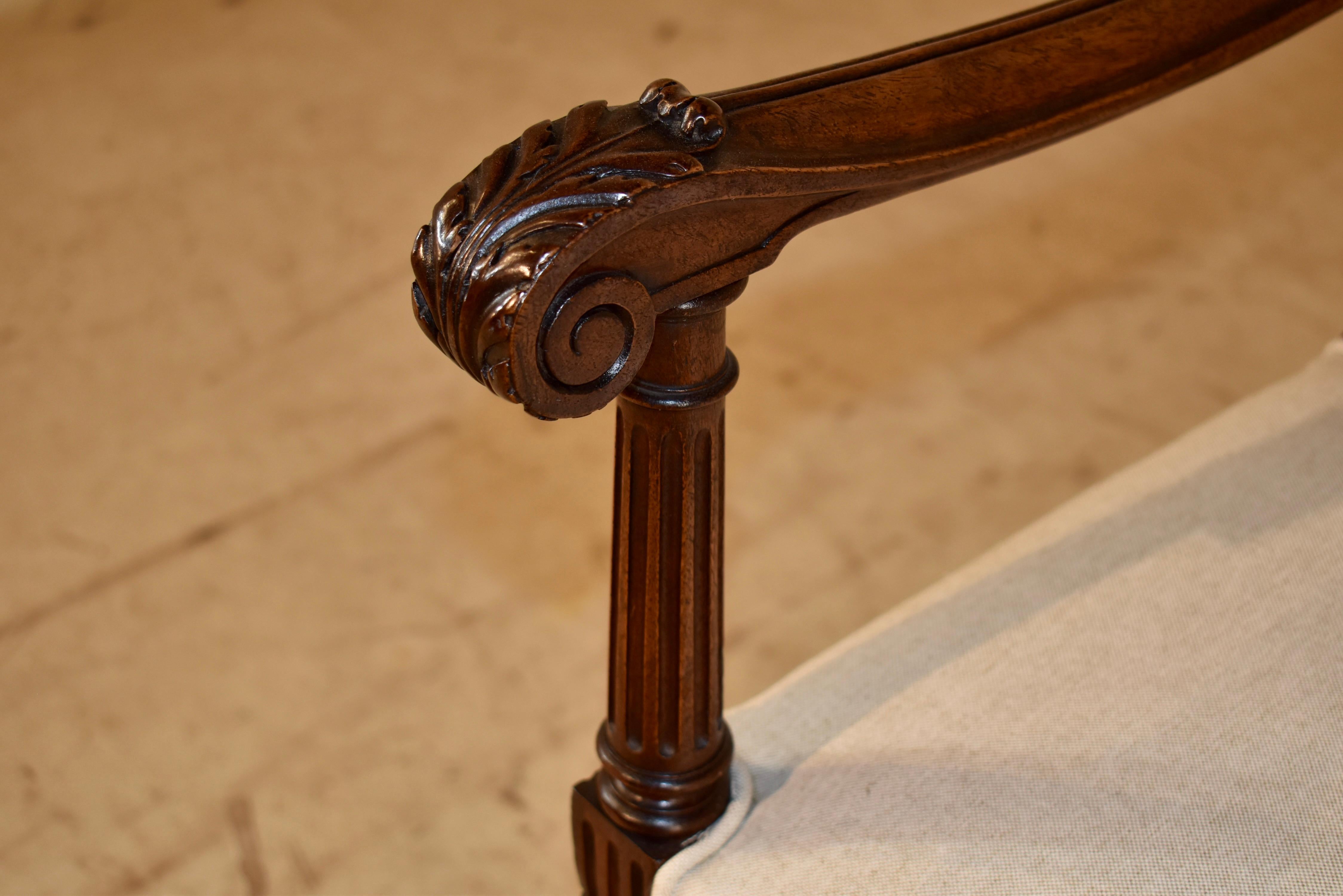 Panca in noce francese del XIX secolo con braccioli in vendita 3
