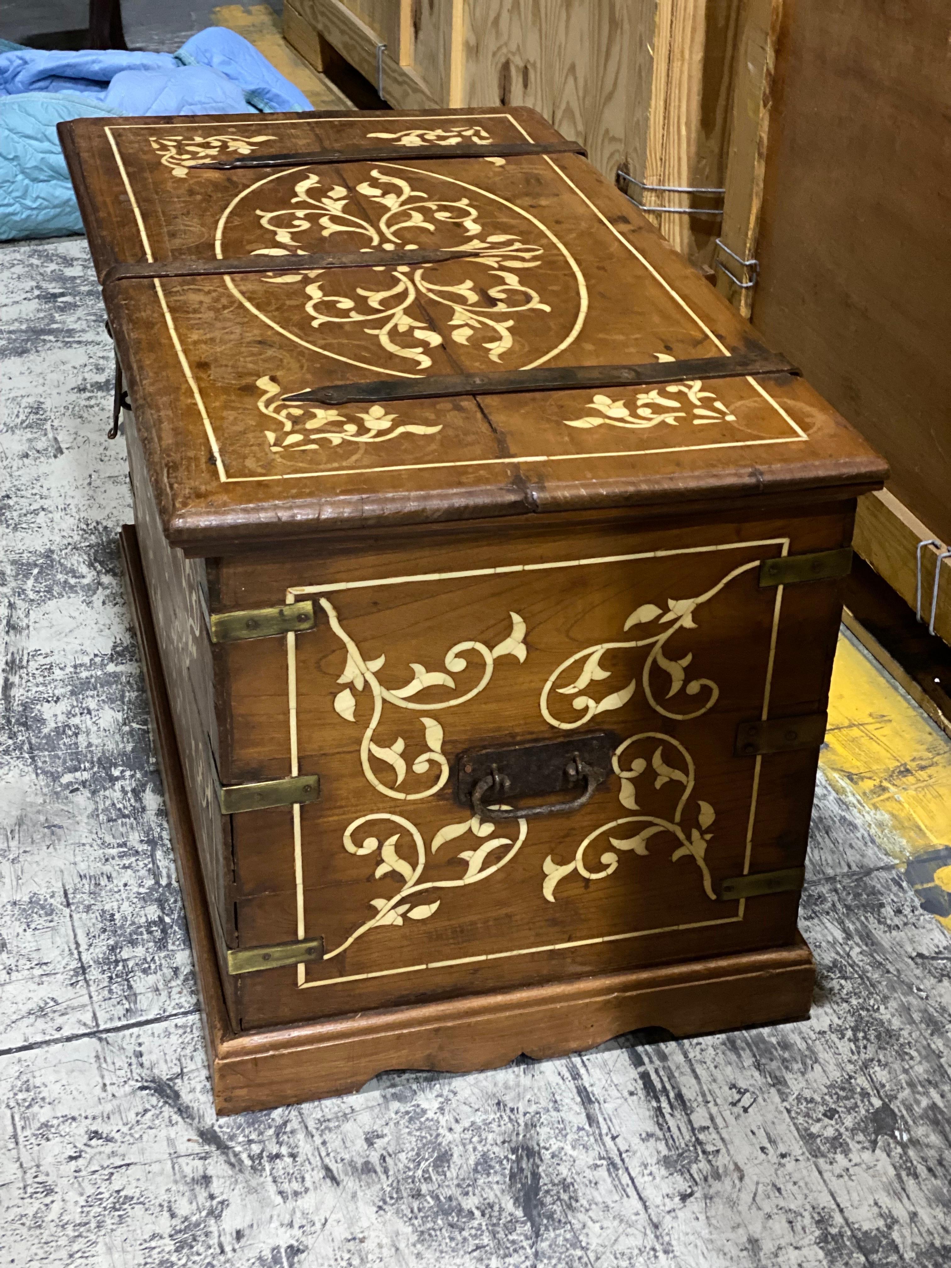 19th Century French Walnut & Bone Floral Inlaid Trunk For Sale 3