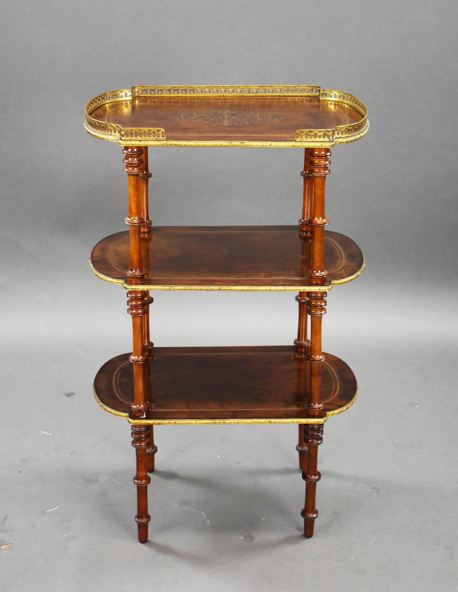 Il s'agit d'une étagère de bonne qualité du XIXe siècle, en noyer français, incrustée de laiton, avec un plateau galbé en laiton et des étages façonnés sur des supports tournés. En très bon état, présentant de légers signes d'usure liés à l'âge et à