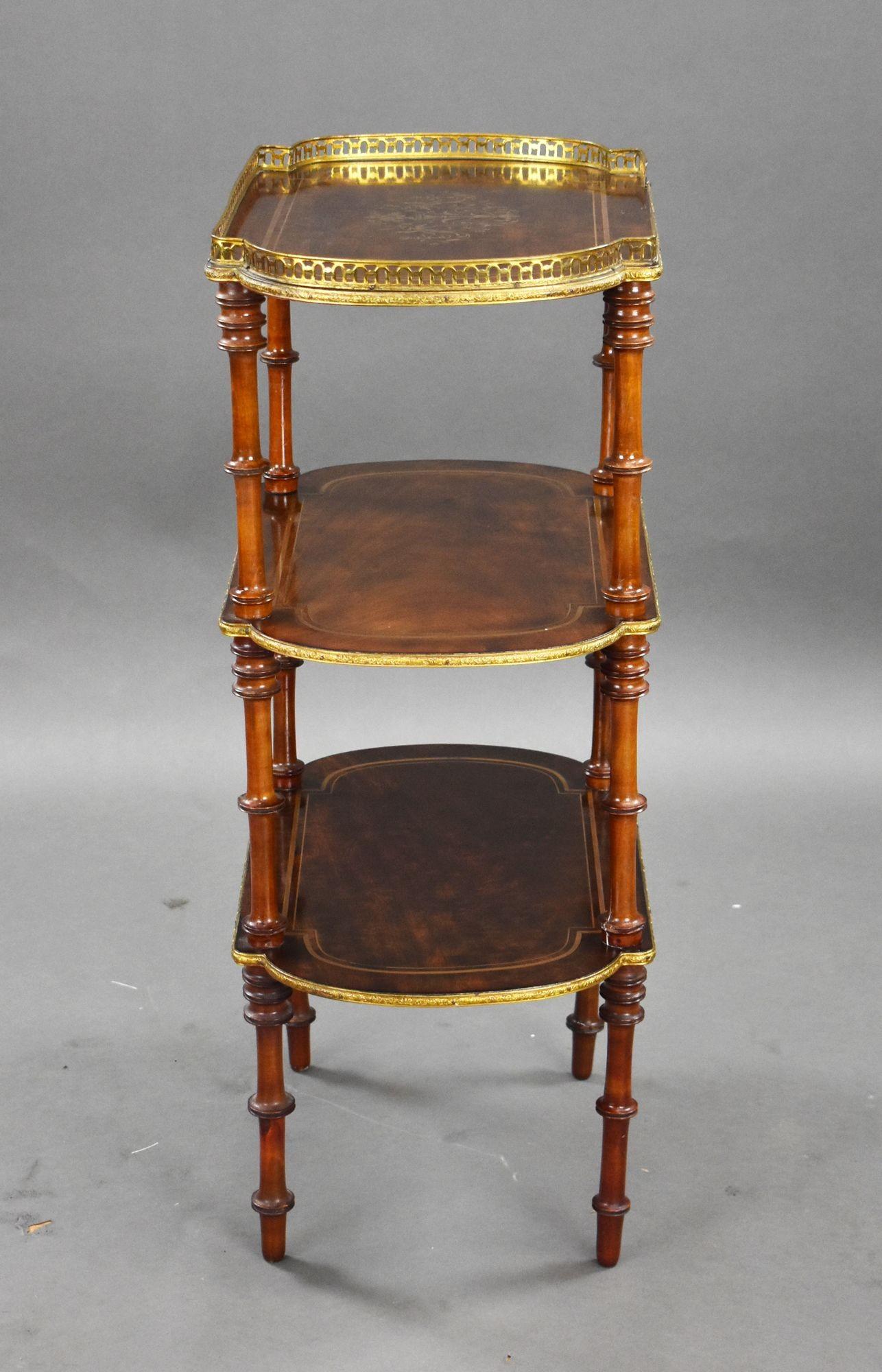 Etagère en noyer incrusté de laiton du 19e siècle Bon état - En vente à Chelmsford, Essex