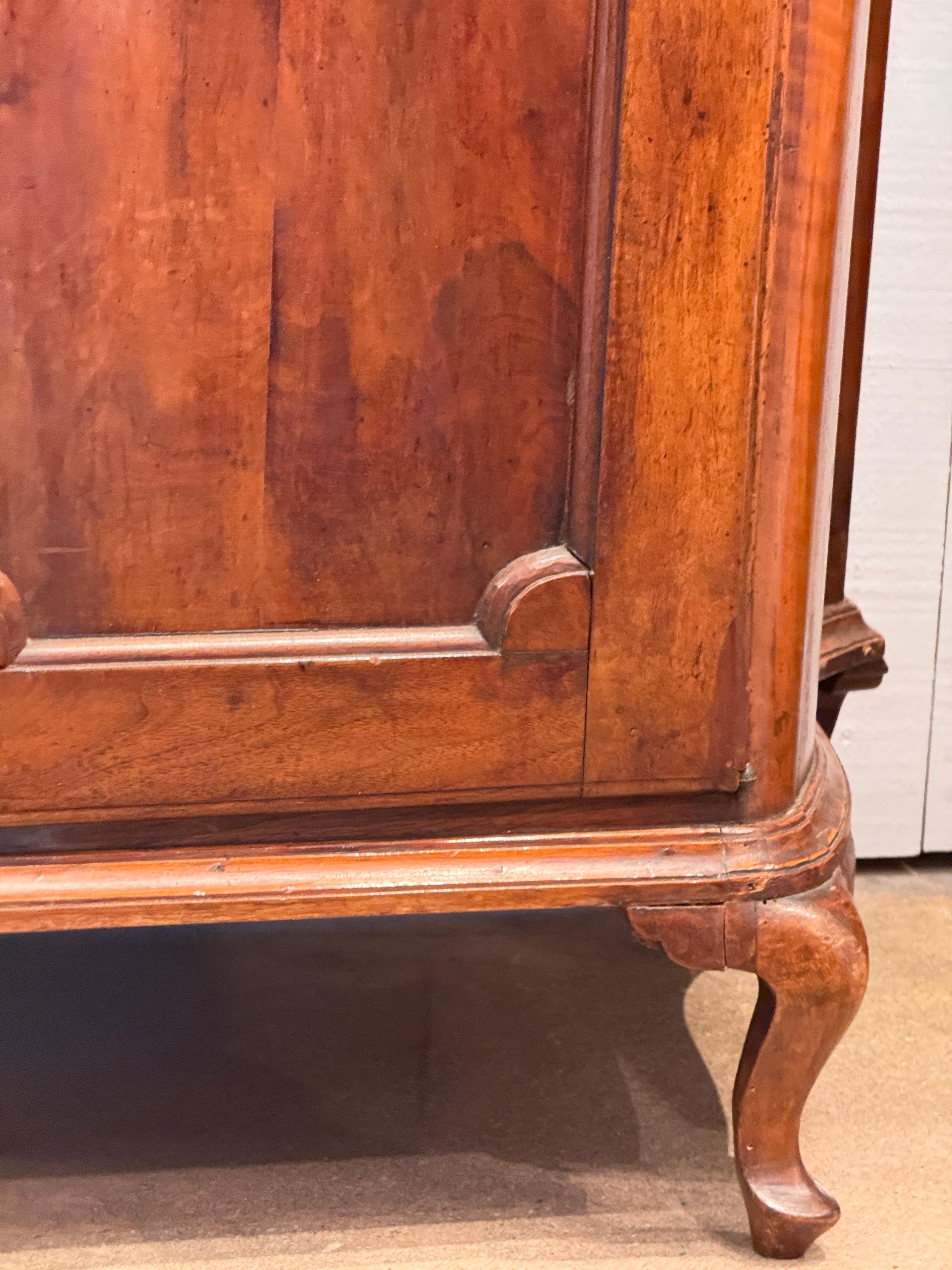Buffet en noyer français du XIXe siècle en vente 5
