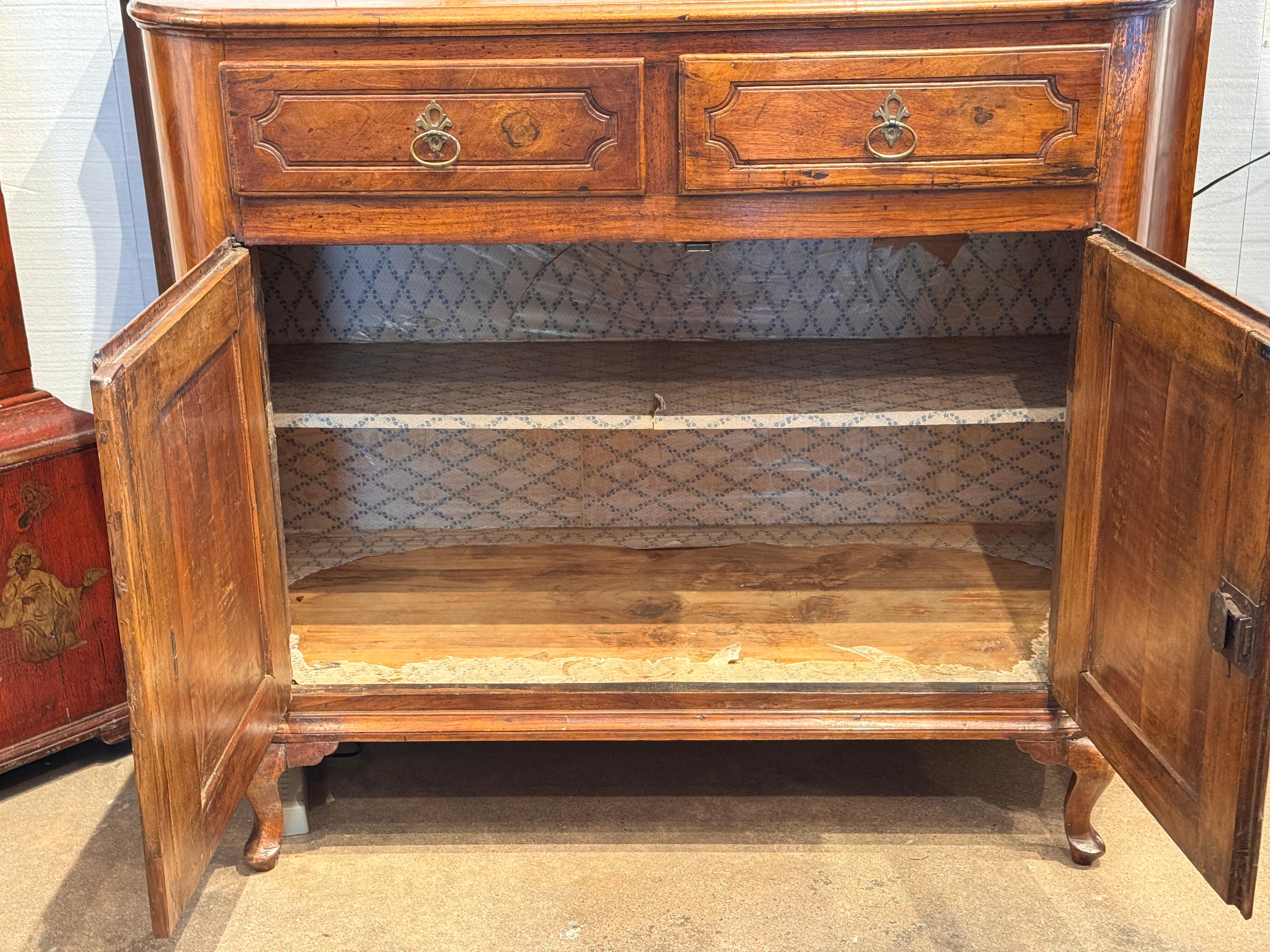 Buffet en noyer français du XIXe siècle en vente 6