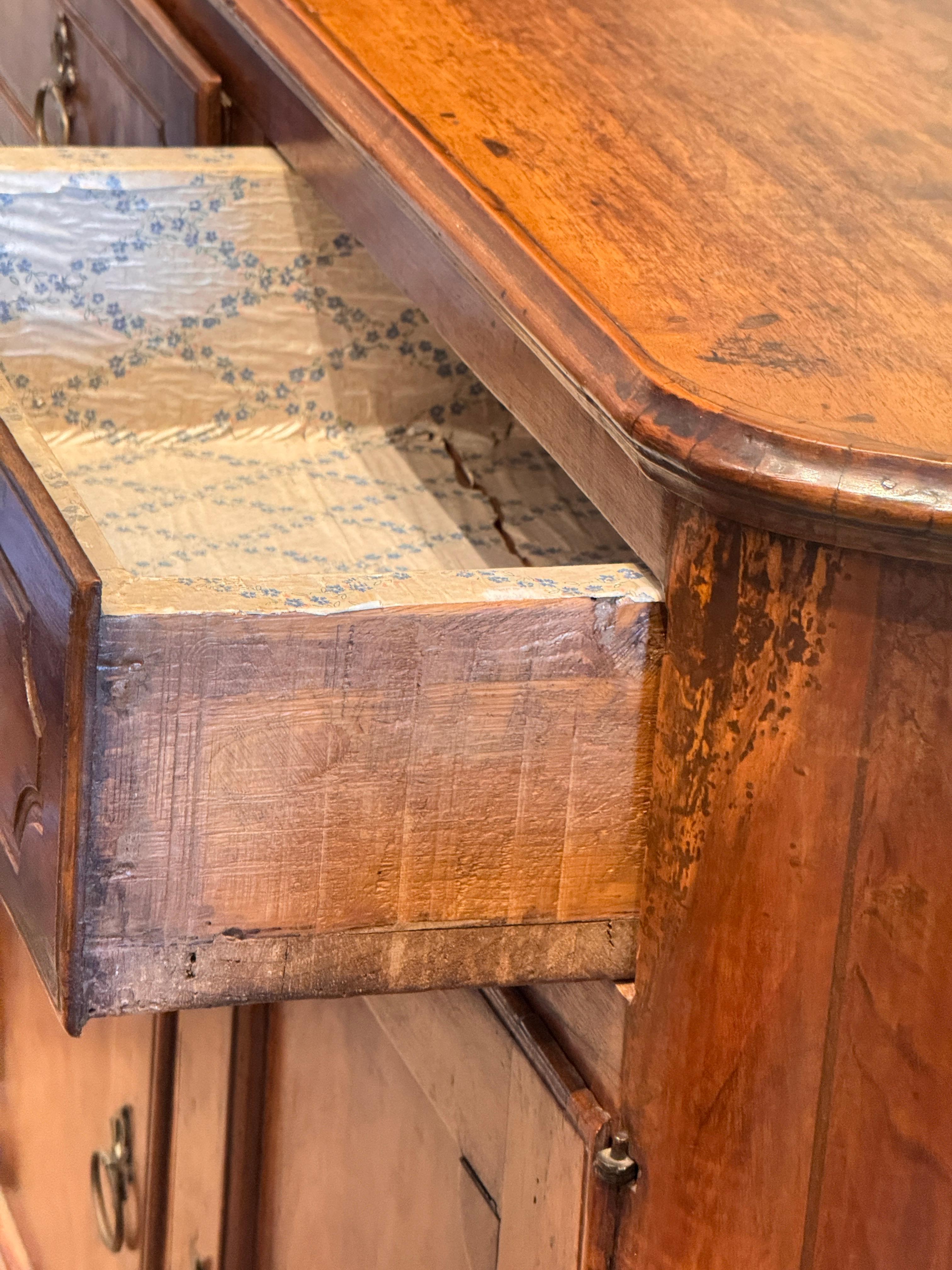 Buffet en noyer français du XIXe siècle en vente 7