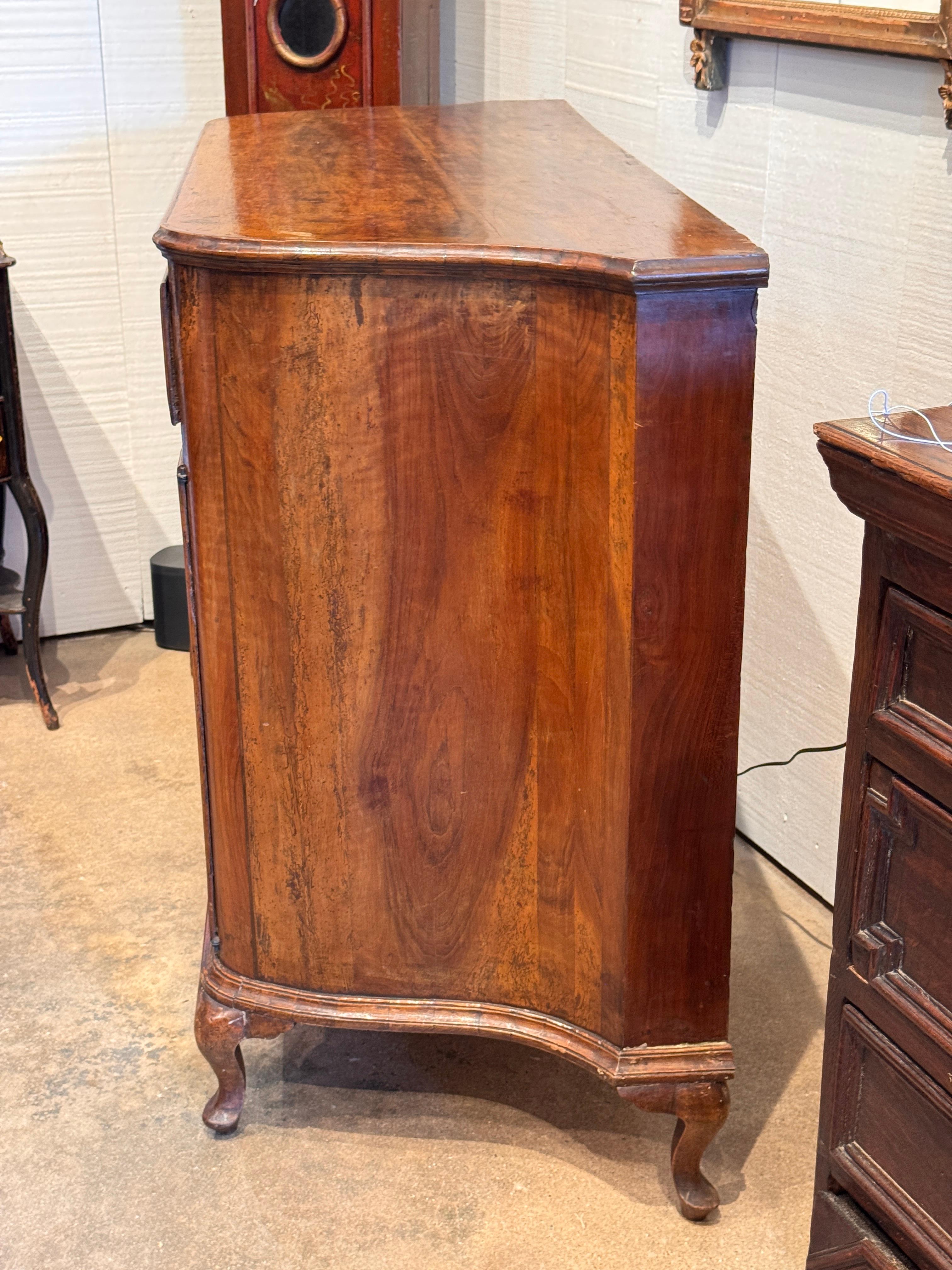 Buffet en noyer français du XIXe siècle en vente 8