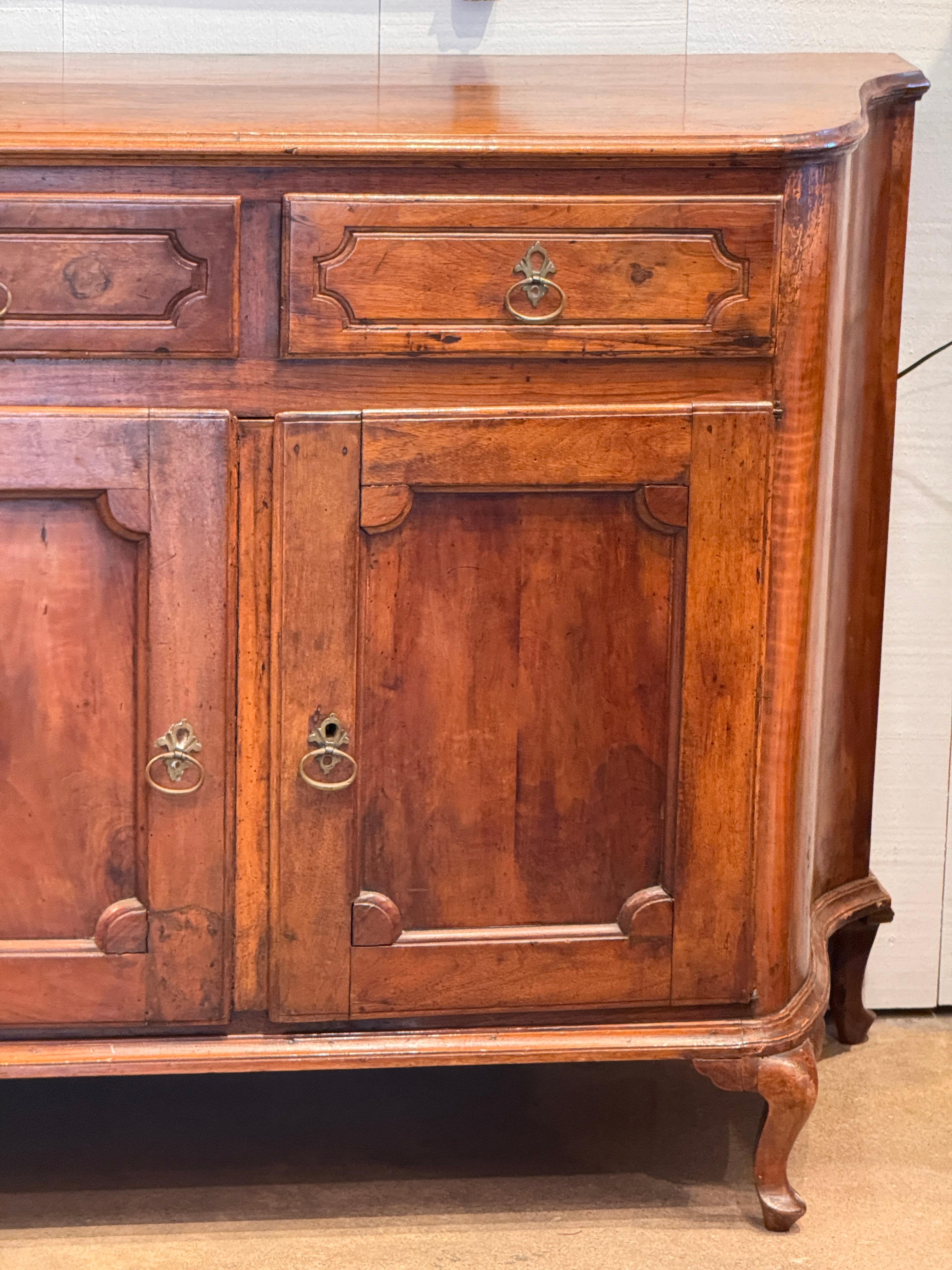 Noyer Buffet en noyer français du XIXe siècle en vente