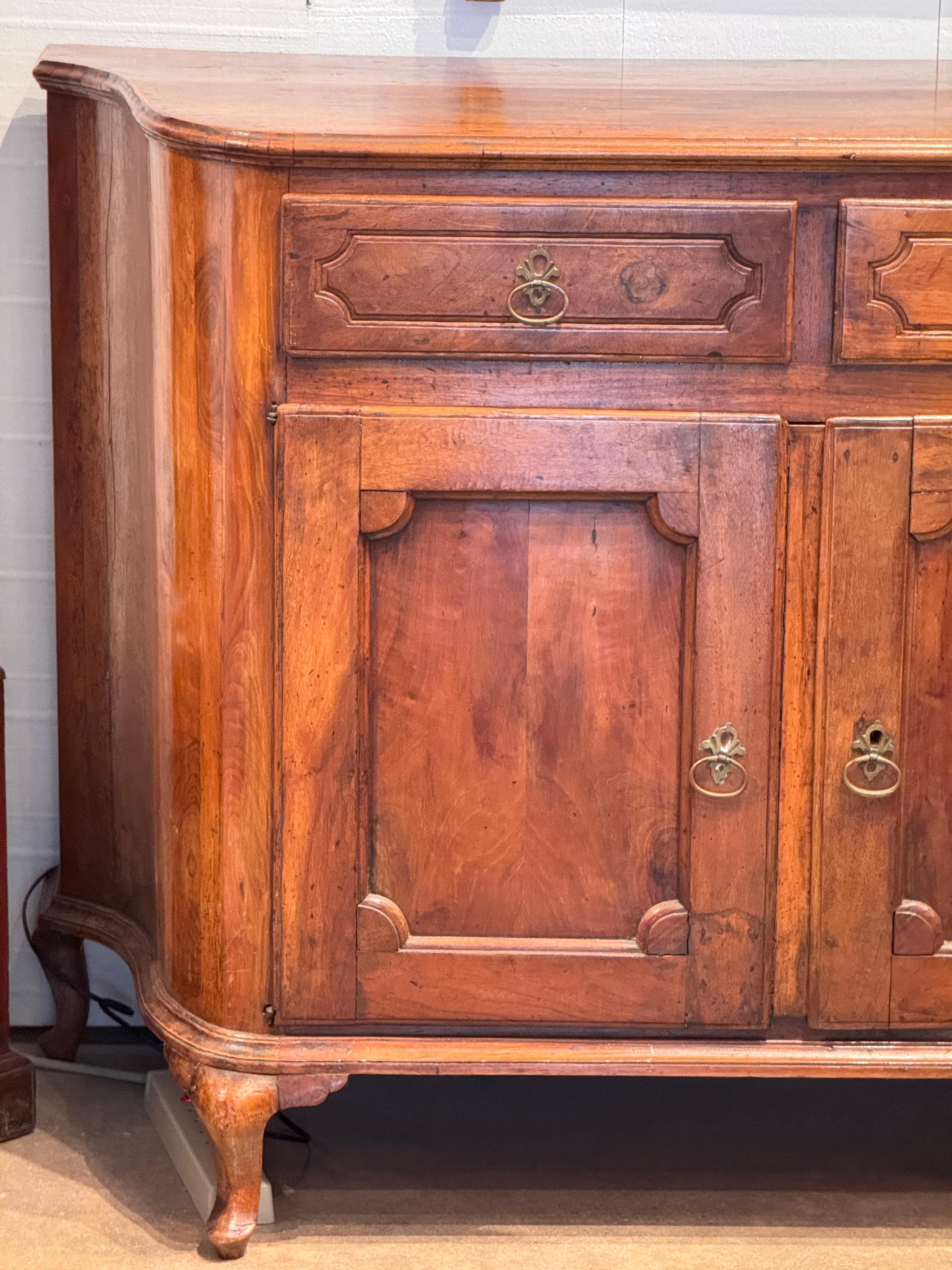 Buffet en noyer français du XIXe siècle en vente 1