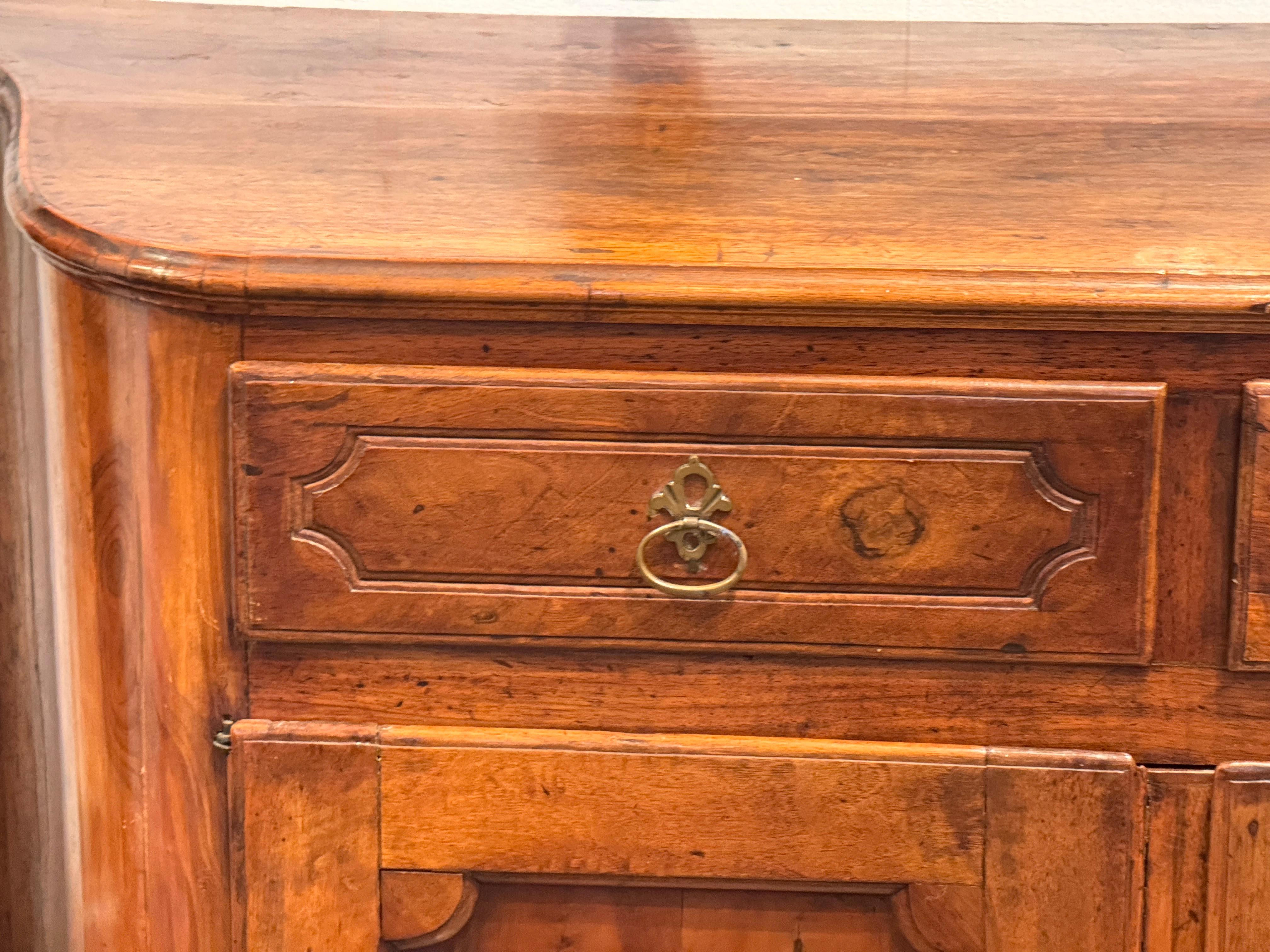 Buffet en noyer français du XIXe siècle en vente 2