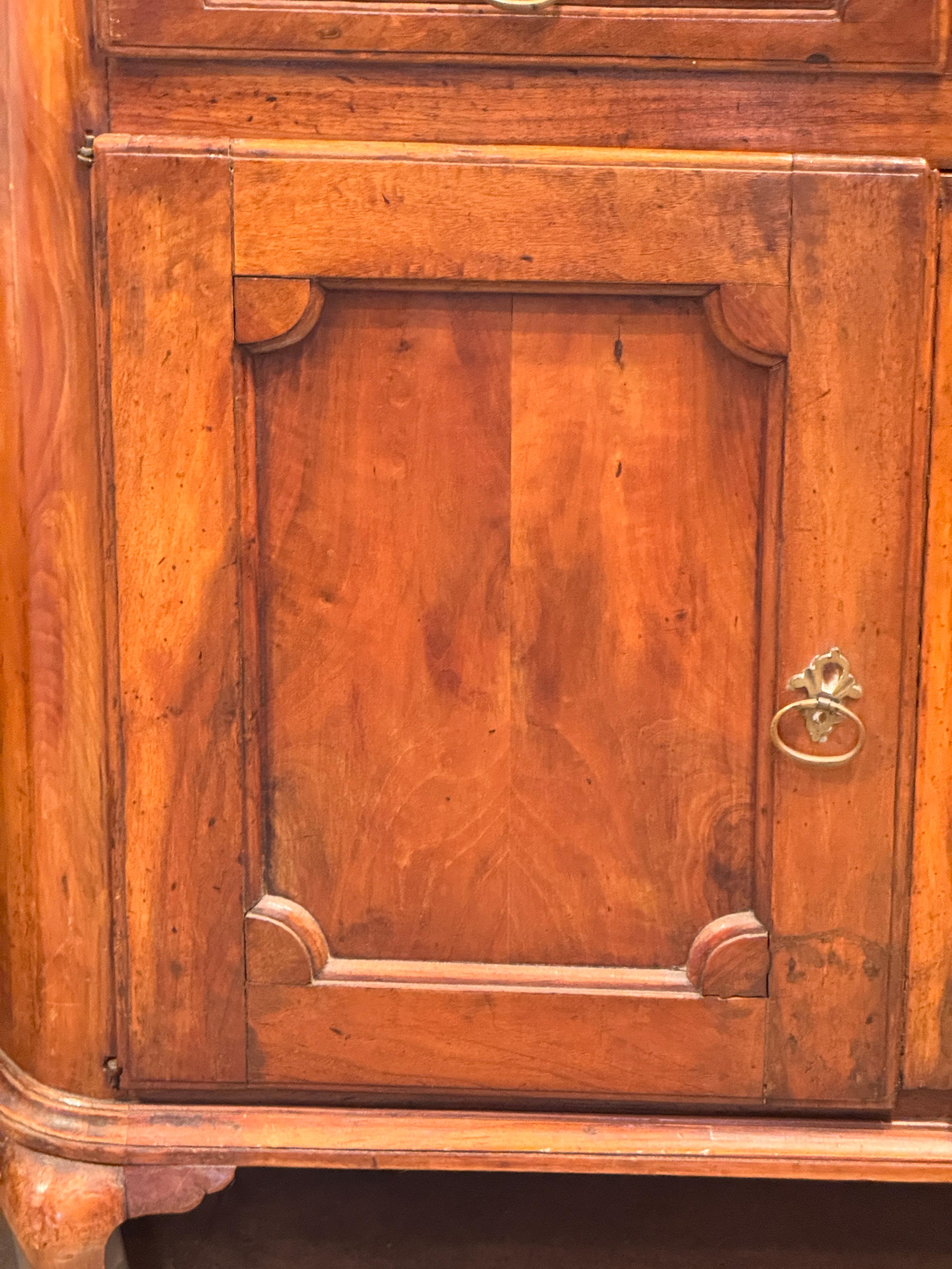 Buffet en noyer français du XIXe siècle en vente 3