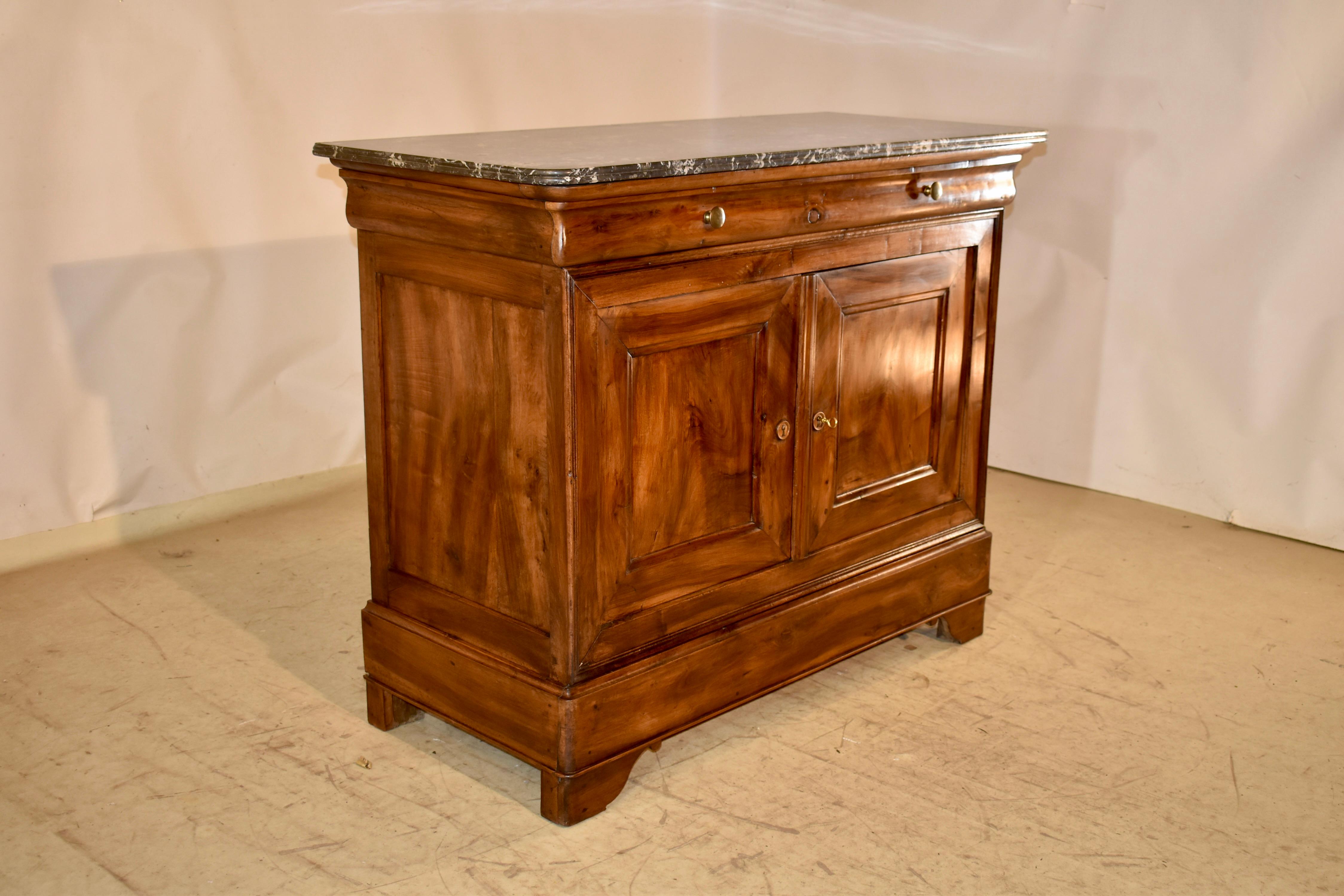 19th Century French Walnut Buffet with Marble Top (Französisch) im Angebot