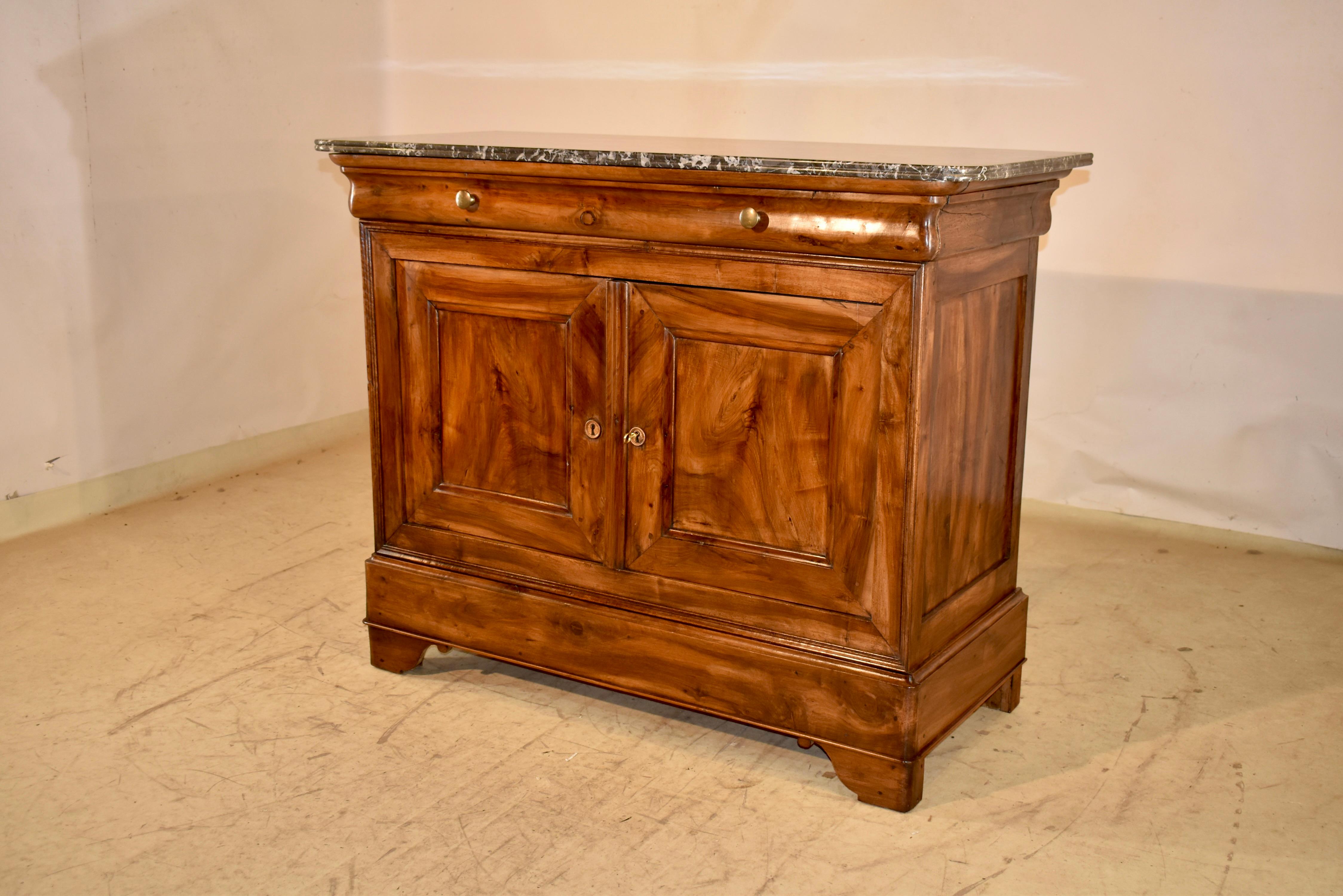 19th Century French Walnut Buffet with Marble Top (19. Jahrhundert) im Angebot