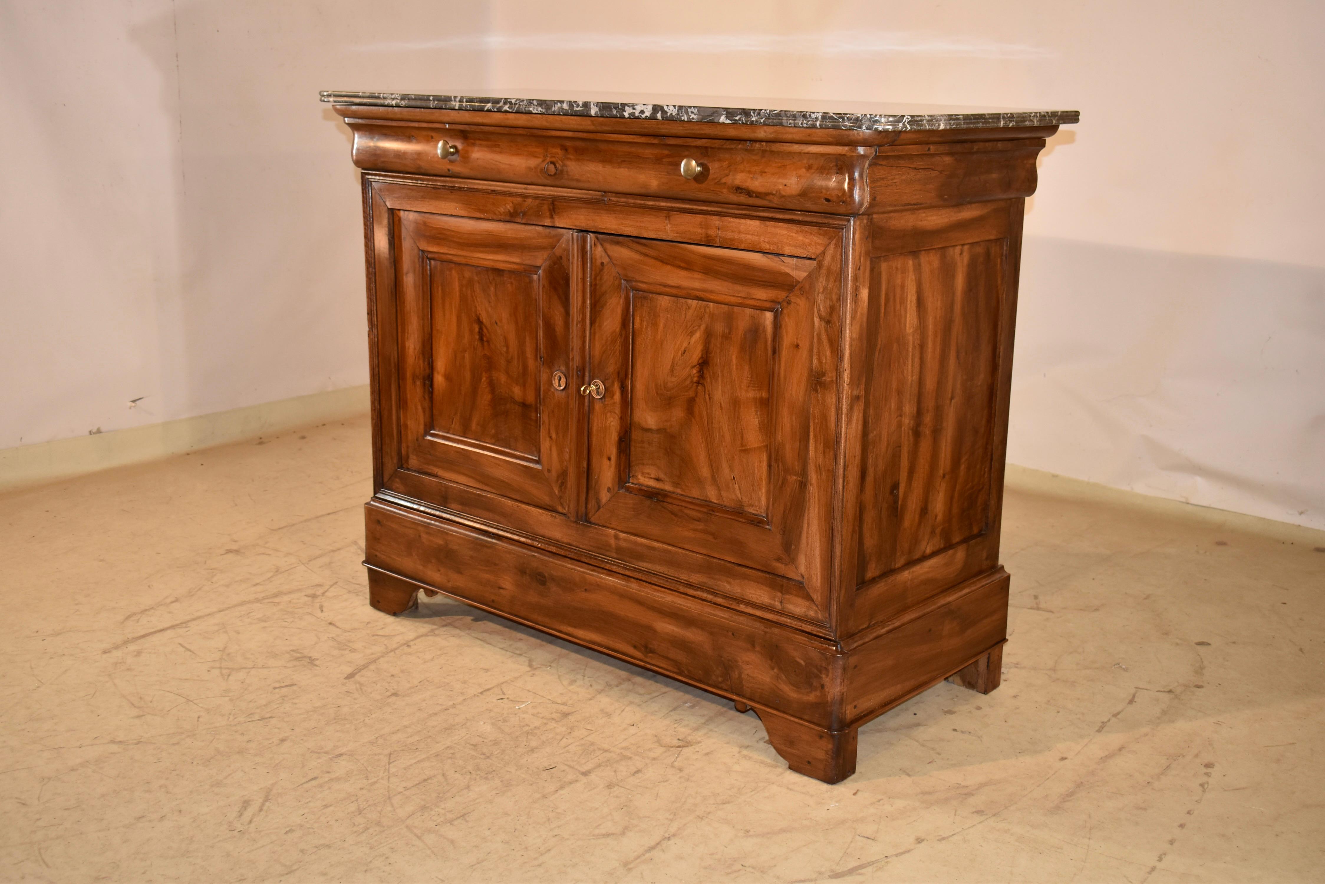 19th Century French Walnut Buffet with Marble Top (Marmor) im Angebot