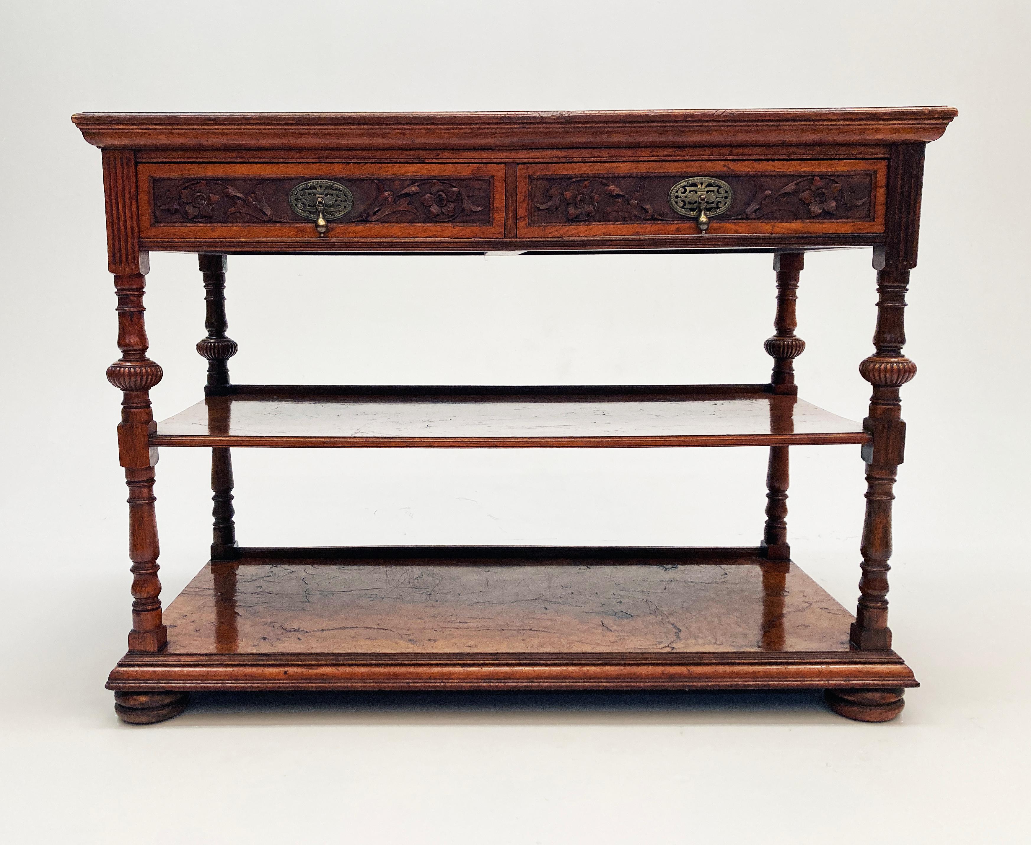 Splendida credenza in radica di noce francese del XIX secolo con due cassetti con motivi floreali intricati intagliati nei pannelli centrali, ogni cassetto è dotato di ferramenta in ottone con marcature ornamentali e una maniglia a goccia. Il pezzo
