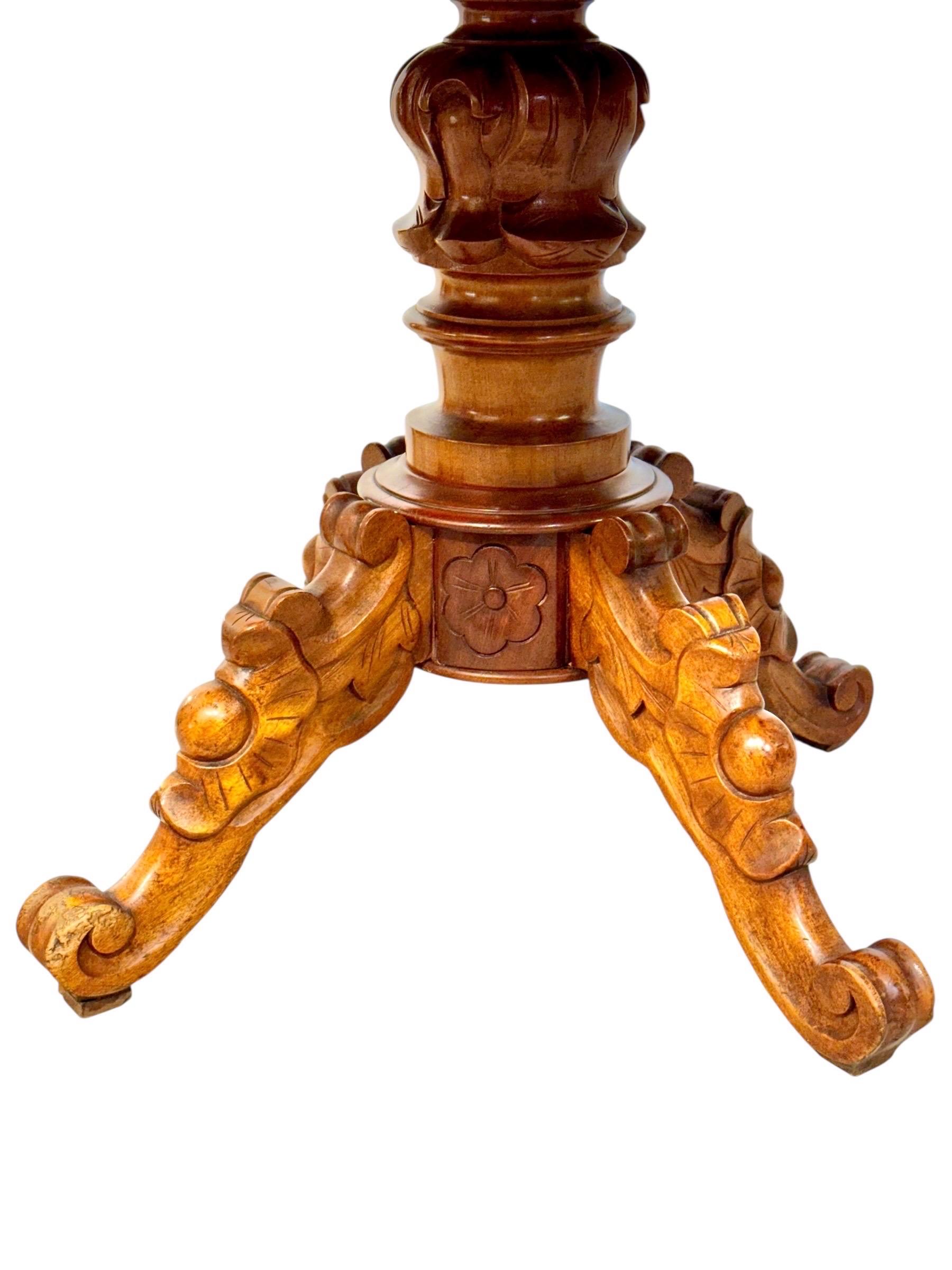 Französischer Nussbaum-Mitteltisch des 19. Jahrhunderts mit geformter Marmorplatte und Schubladen im Angebot 6