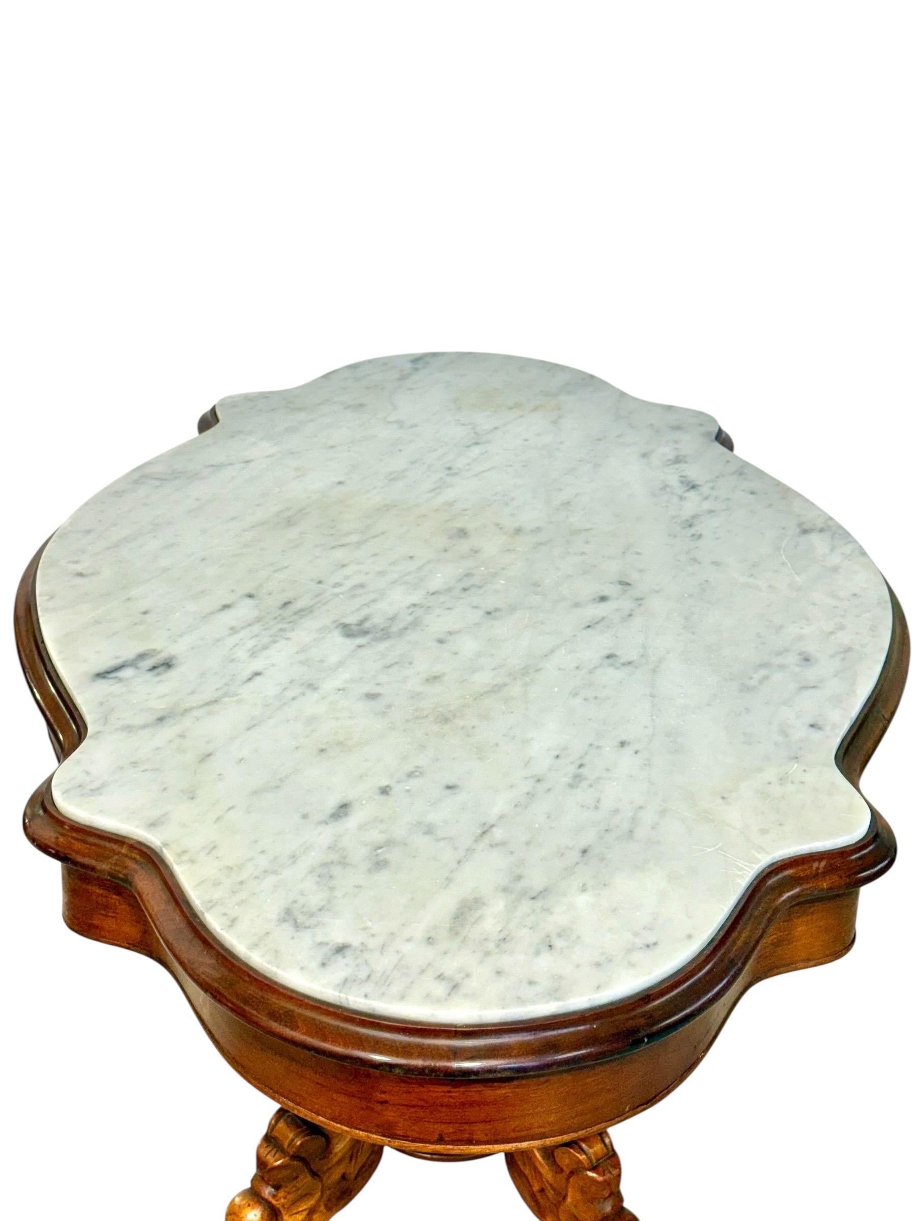 Tavolo da centro in noce francese del XIX secolo con piano in marmo sagomato e cassetti in vendita 5