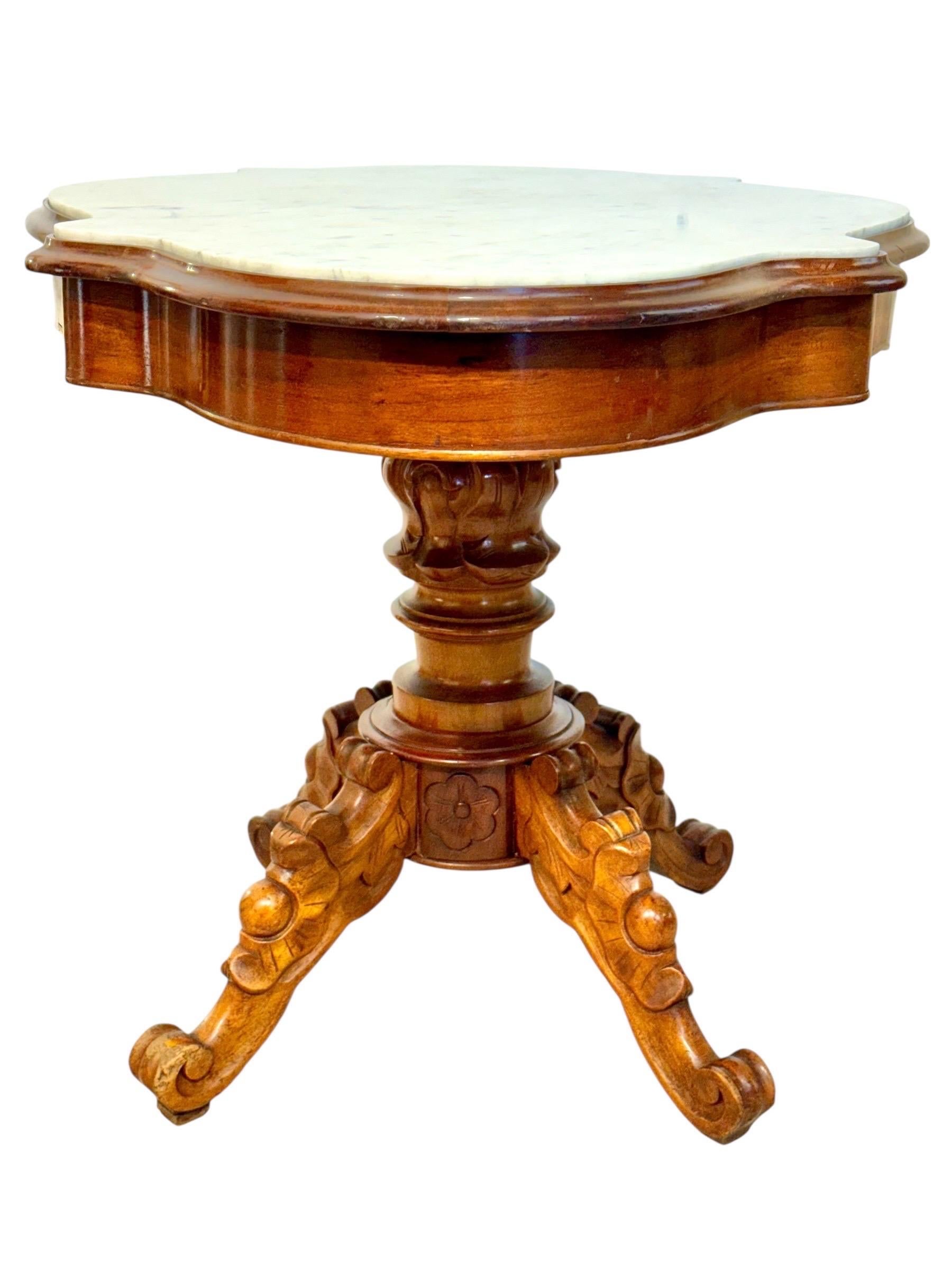 Tavolo da centro in noce francese del XIX secolo con piano in marmo sagomato e cassetti in vendita 6