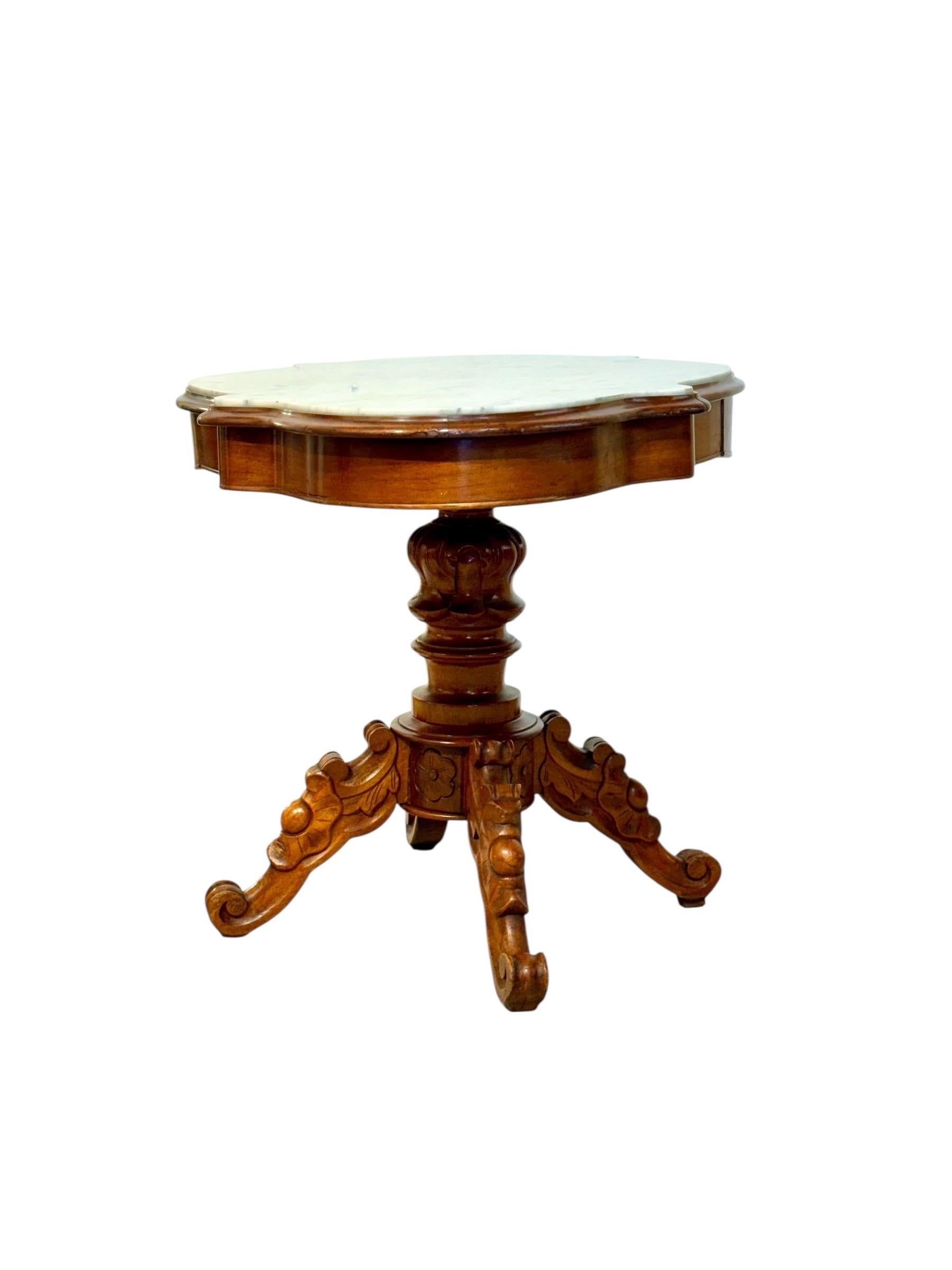 Französischer Nussbaum-Mitteltisch des 19. Jahrhunderts mit geformter Marmorplatte und Schubladen im Angebot 9