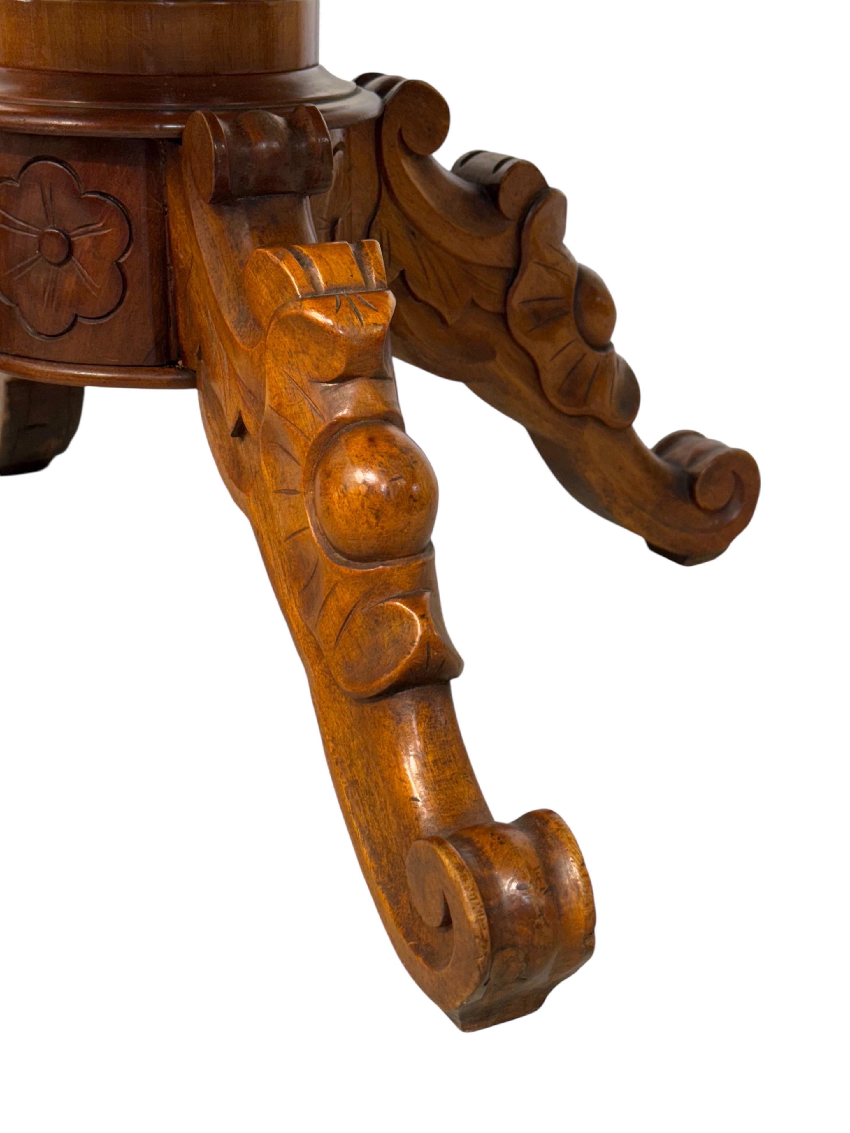 Tavolo da centro in noce francese del XIX secolo con piano in marmo sagomato e cassetti in vendita 7