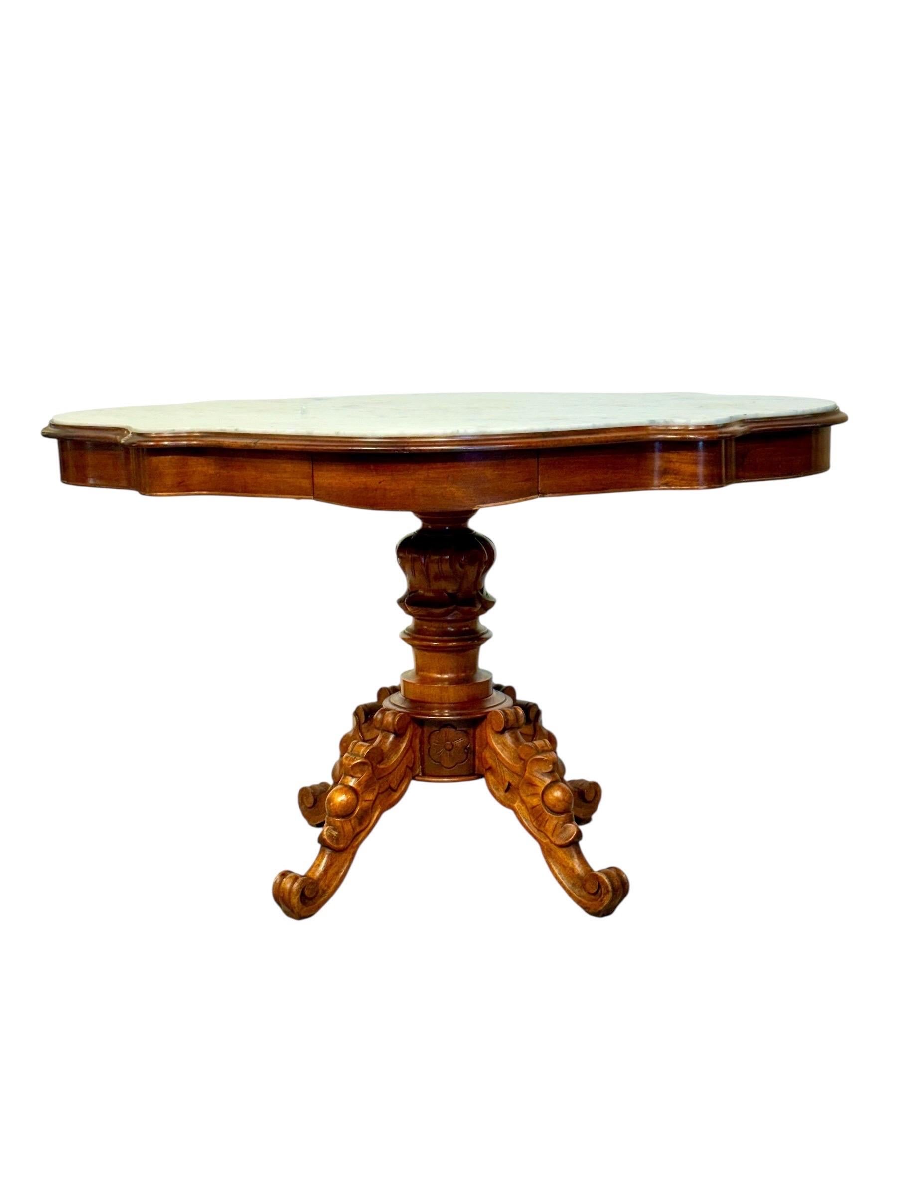 Tavolo da centro in noce francese del XIX secolo con piano in marmo sagomato e cassetti in vendita 10