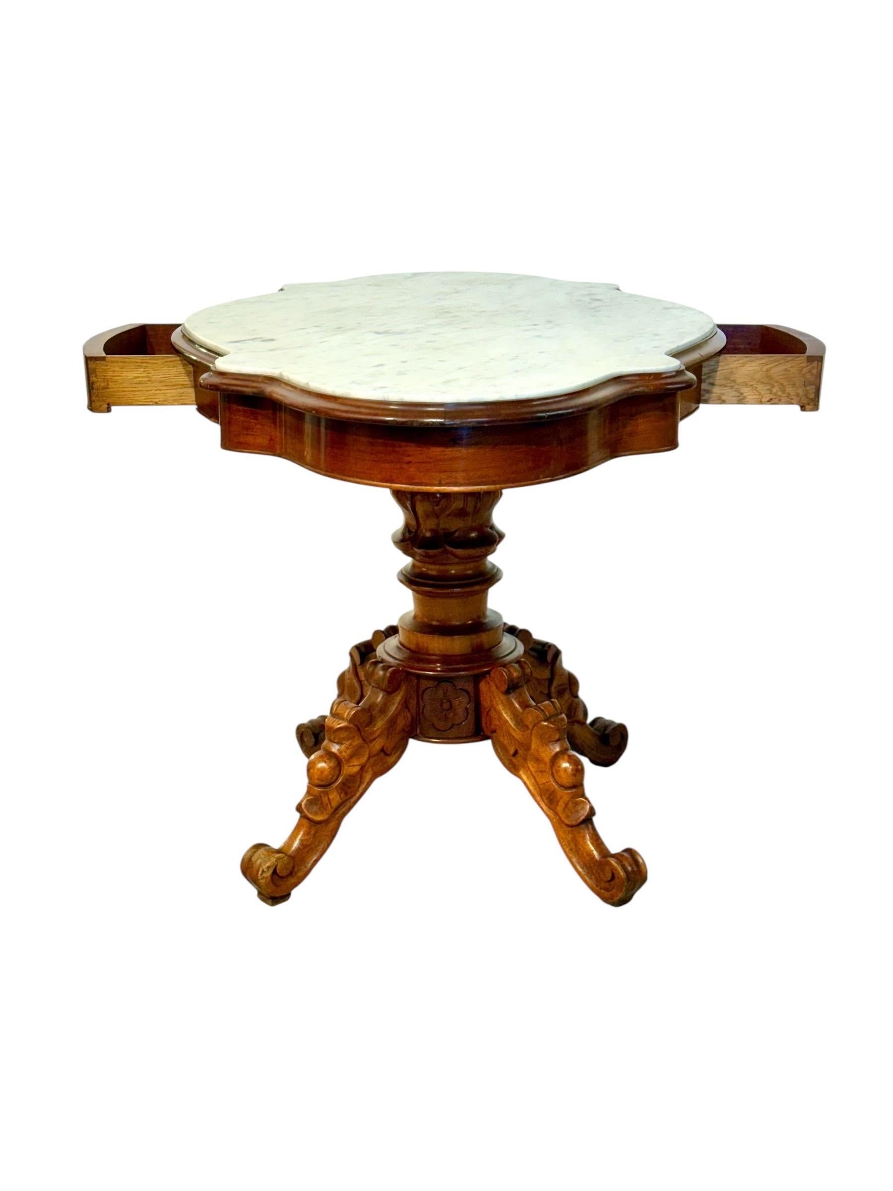 Dieser elegante französische Mitteltisch aus dem 19. Jahrhundert zeigt die raffinierte Handwerkskunst und das zeitlose Design, die für die Zeit Napoleons III. charakteristisch sind. Die wunderschön geformte Platte aus weißem Marmor mit ihren