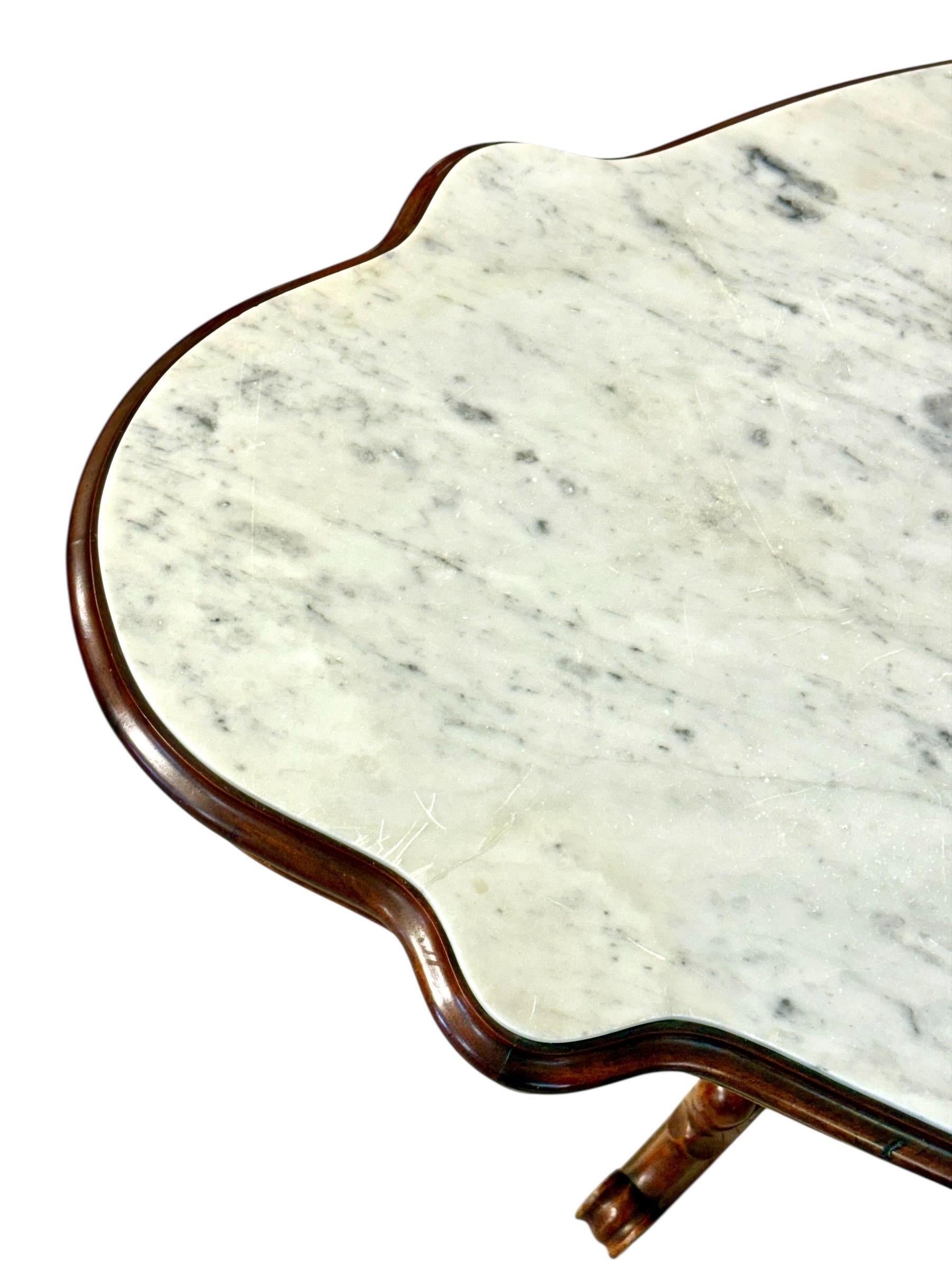 Französischer Nussbaum-Mitteltisch des 19. Jahrhunderts mit geformter Marmorplatte und Schubladen (Handgeschnitzt) im Angebot