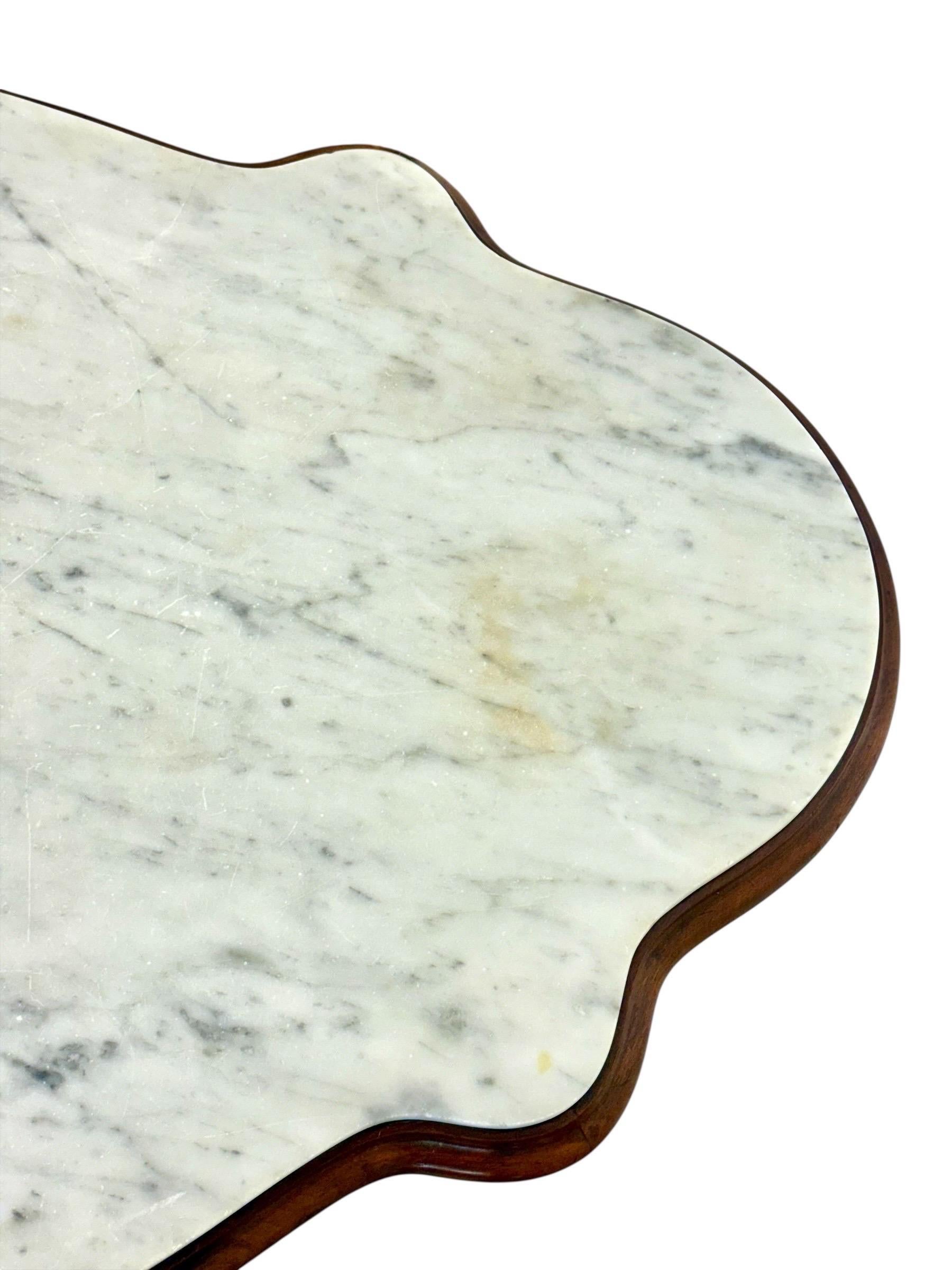 Intagliato a mano Tavolo da centro in noce francese del XIX secolo con piano in marmo sagomato e cassetti in vendita