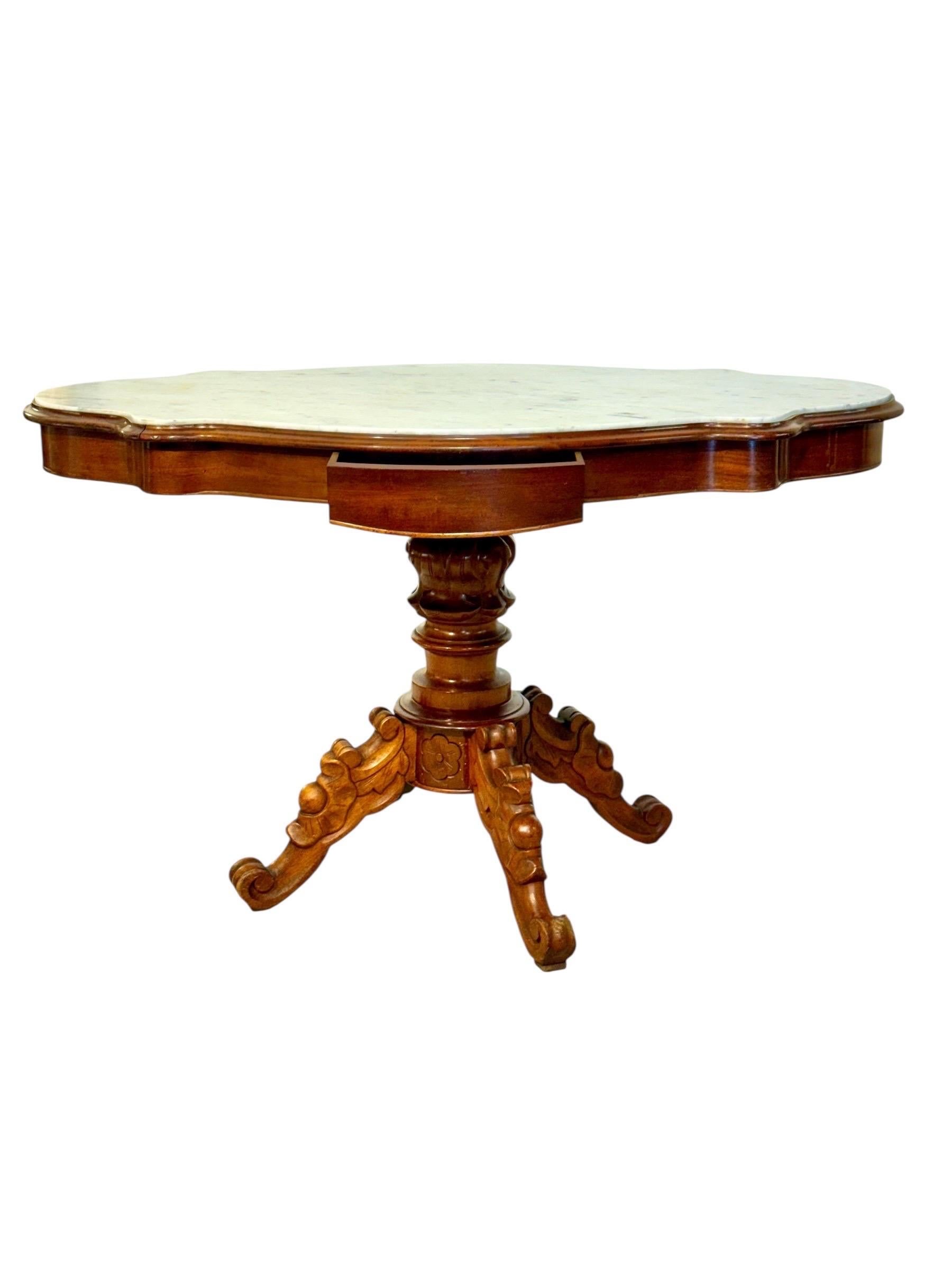 Marmo Tavolo da centro in noce francese del XIX secolo con piano in marmo sagomato e cassetti in vendita
