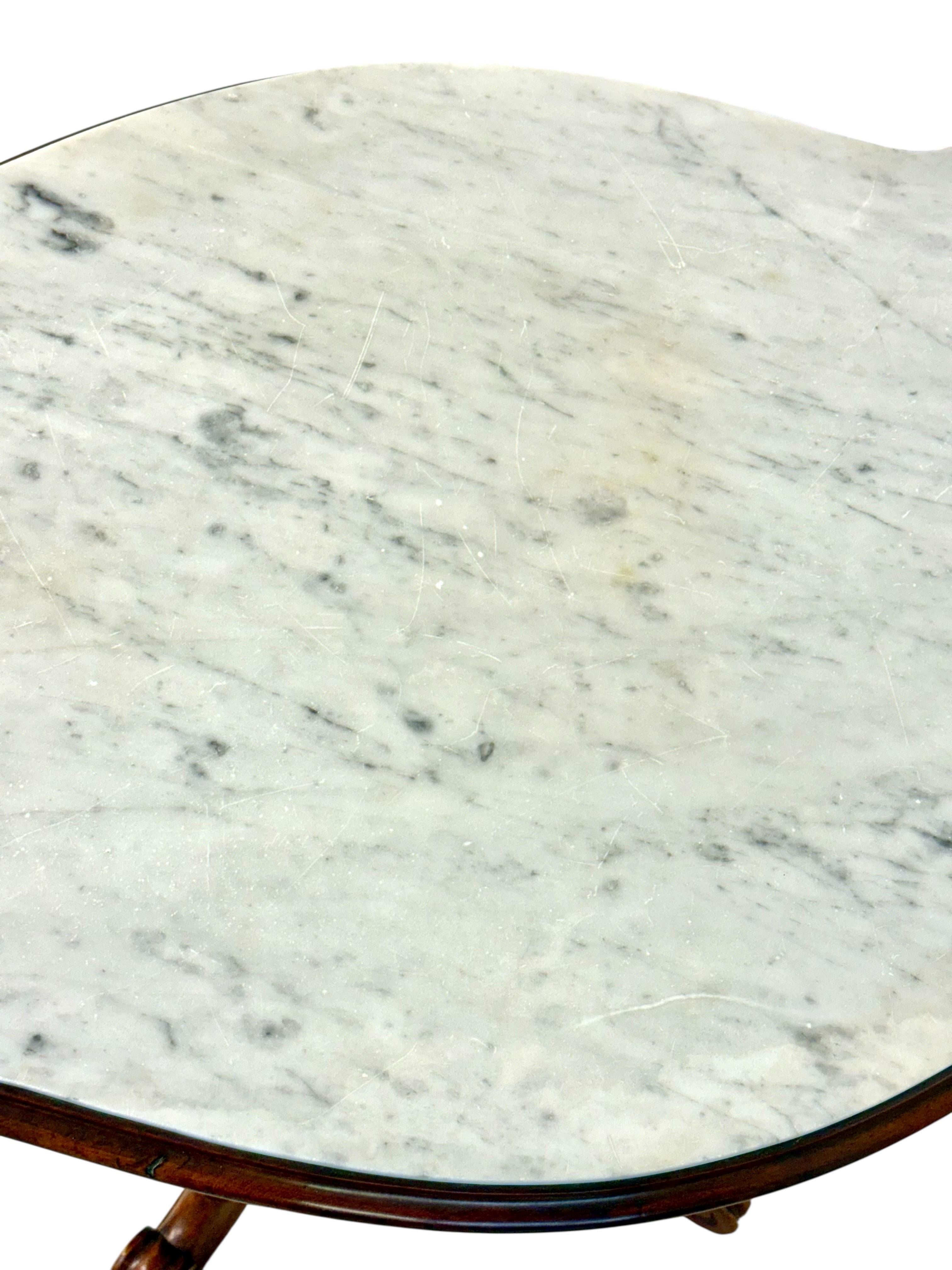 Französischer Nussbaum-Mitteltisch des 19. Jahrhunderts mit geformter Marmorplatte und Schubladen im Angebot 4