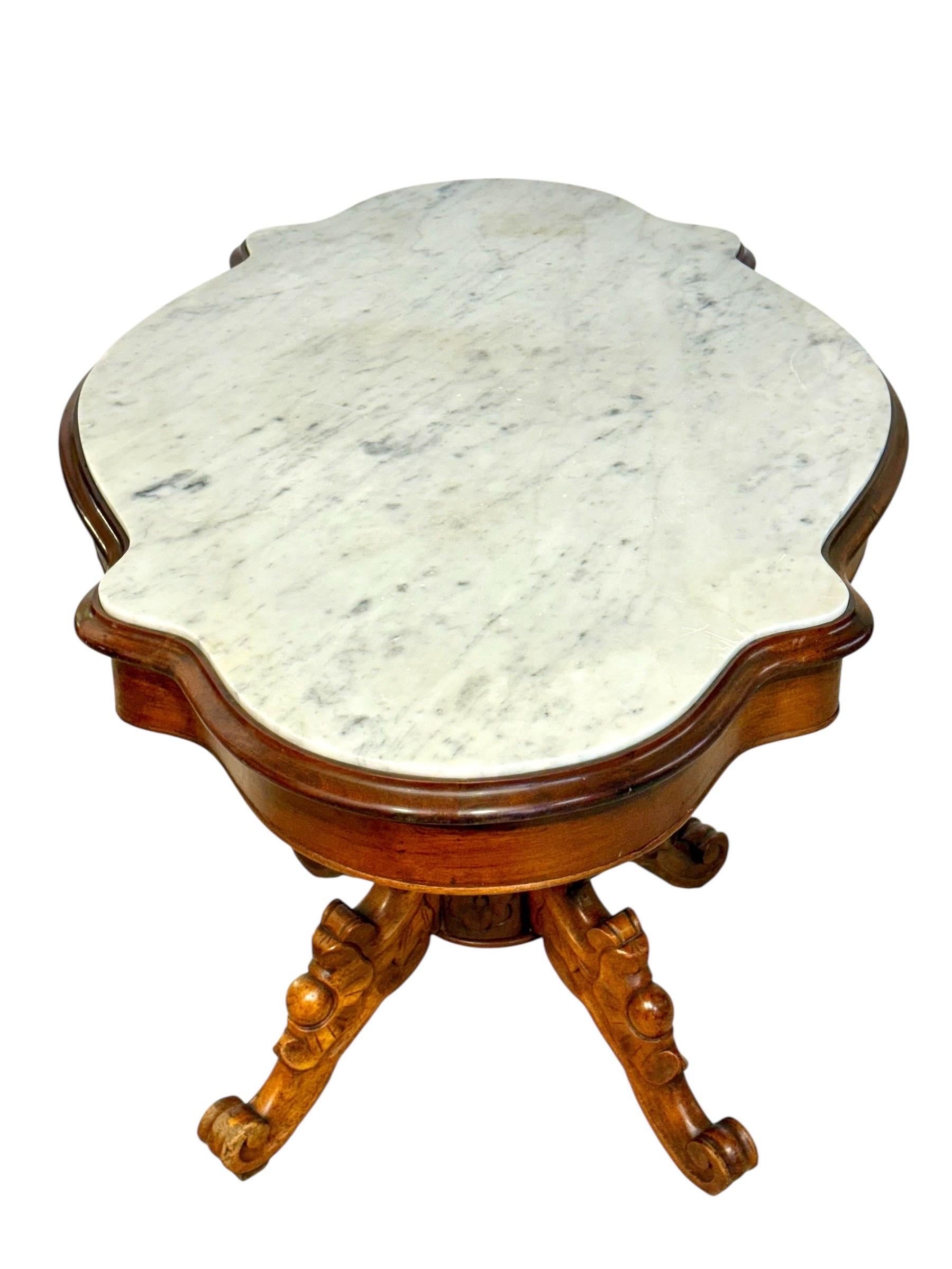 Tavolo da centro in noce francese del XIX secolo con piano in marmo sagomato e cassetti in vendita 2