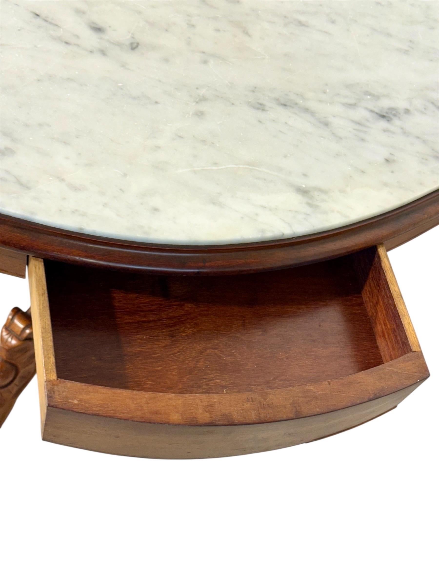 Französischer Nussbaum-Mitteltisch des 19. Jahrhunderts mit geformter Marmorplatte und Schubladen im Angebot 5