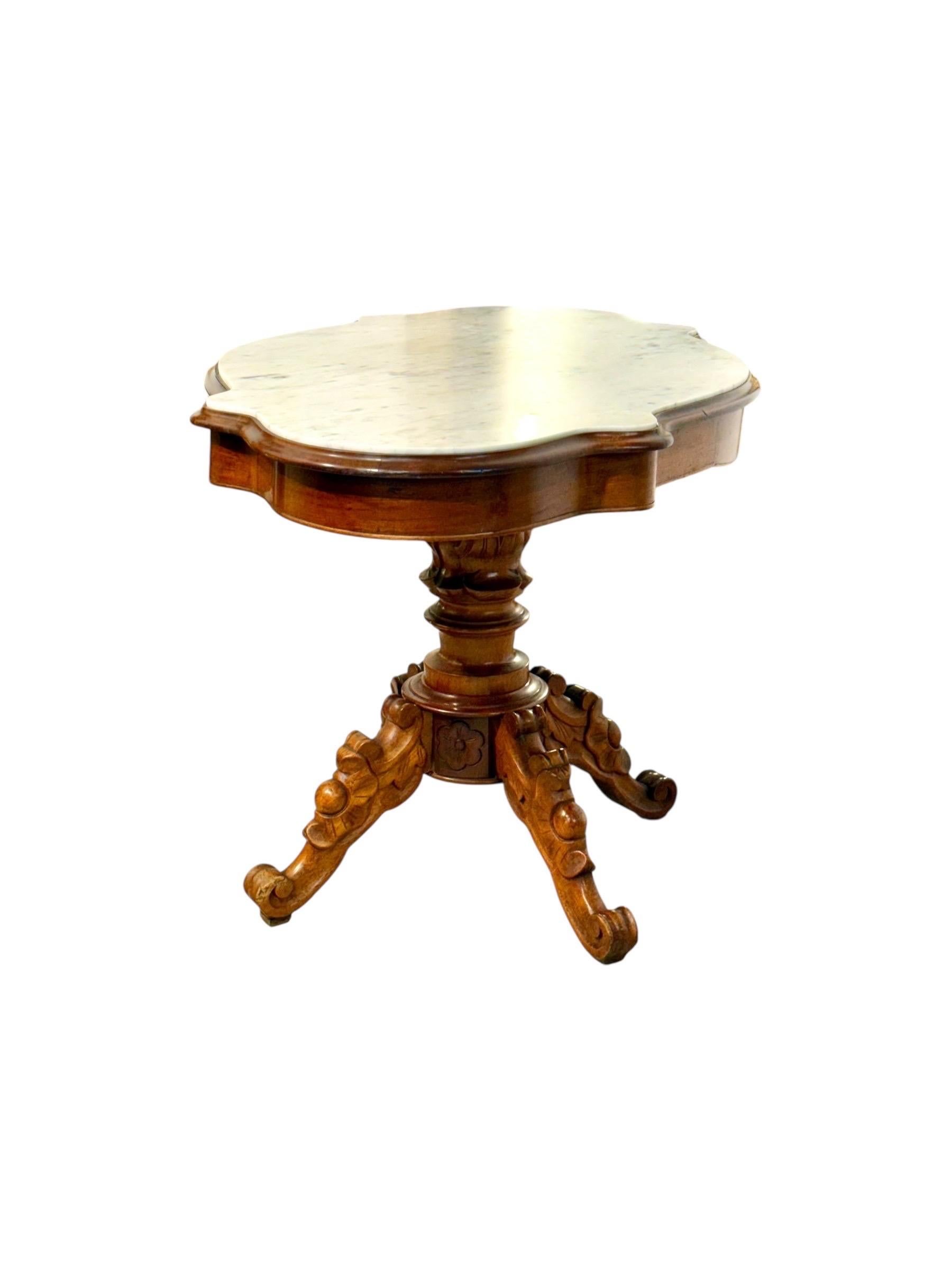 Tavolo da centro in noce francese del XIX secolo con piano in marmo sagomato e cassetti in vendita 3