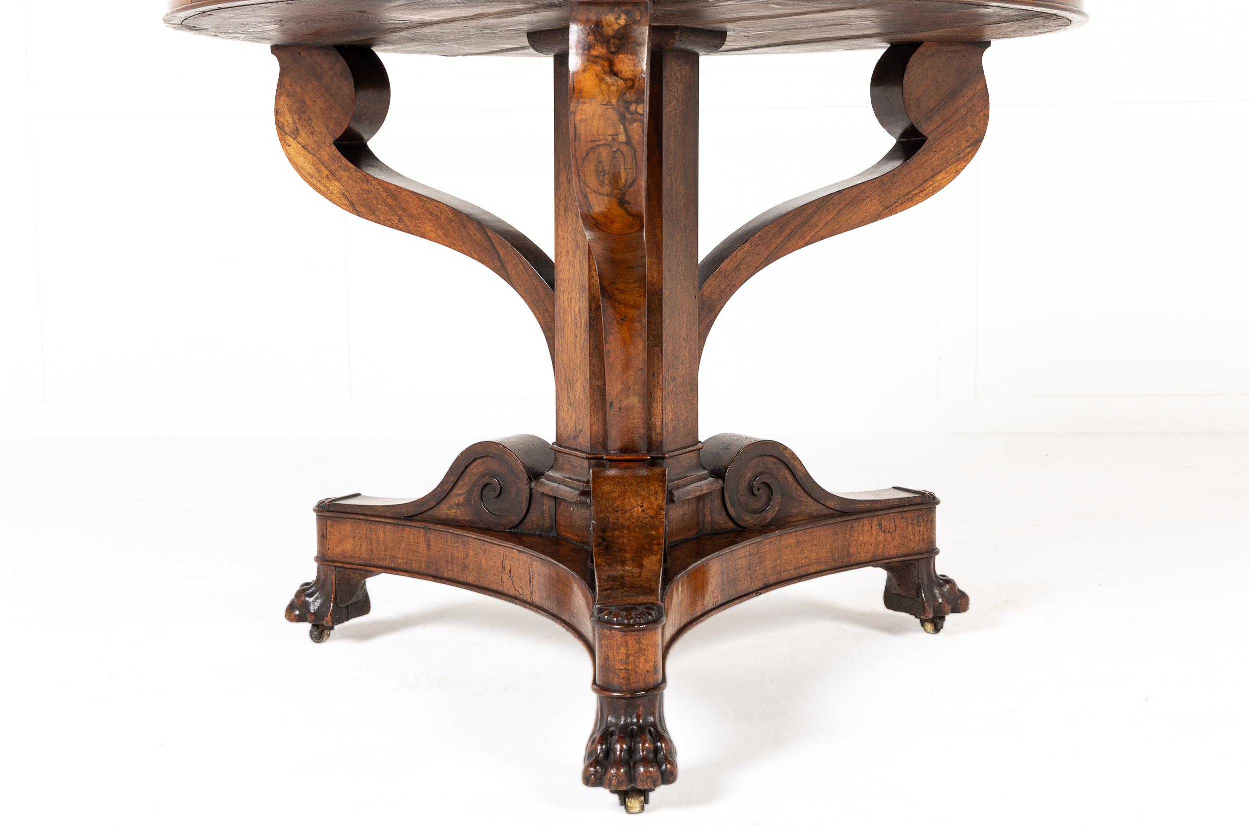 Inusual guéridon o mesa central francesa de nogal del siglo XIX con tapa de mármol original.

Esta mesa tiene una forma de base muy característica, con tres ménsulas voladas que salen de la columna central y sostienen el tablero. La base es del
