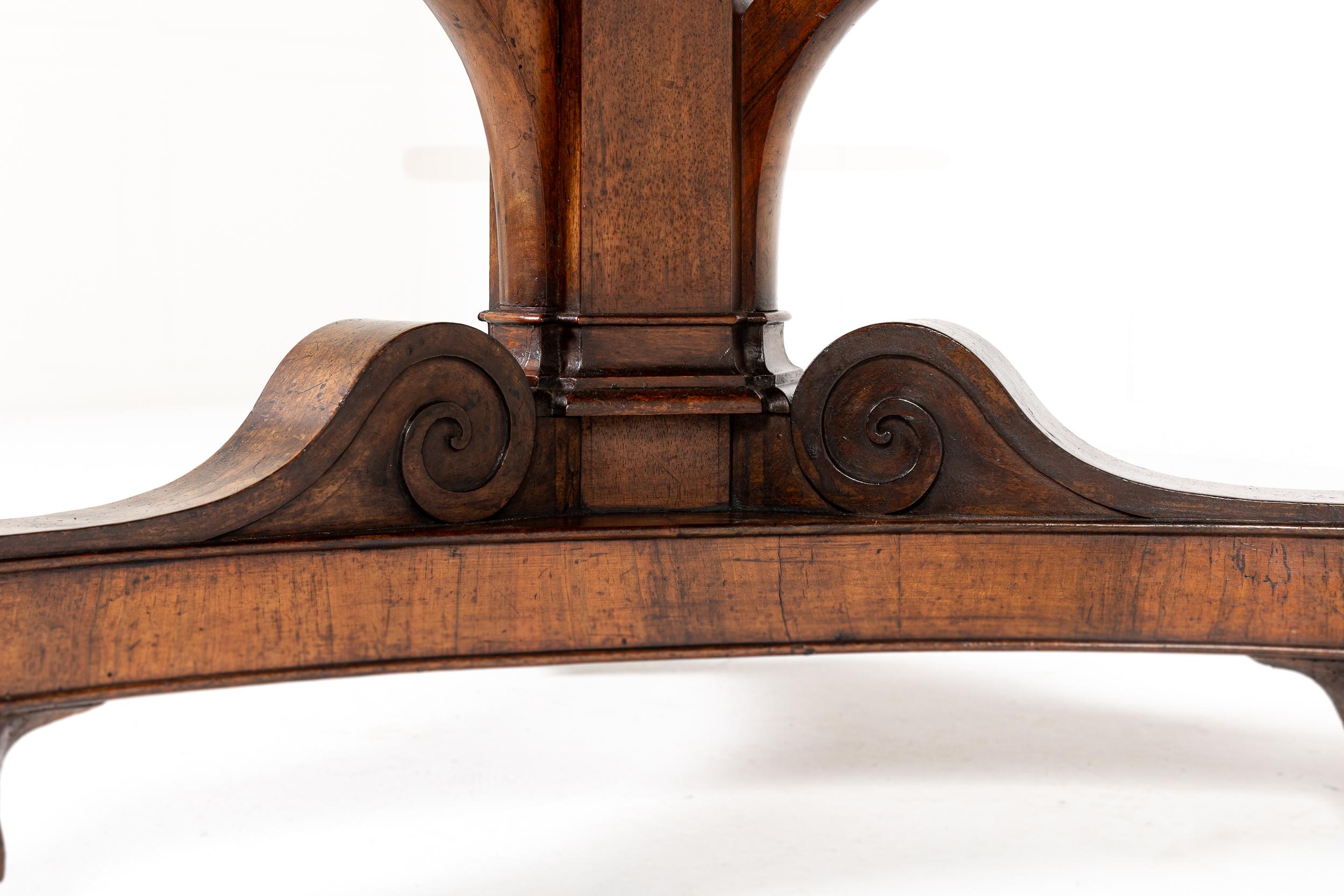 Mesa de centro francesa de nogal del siglo XIX con tapa de mármol en venta 1