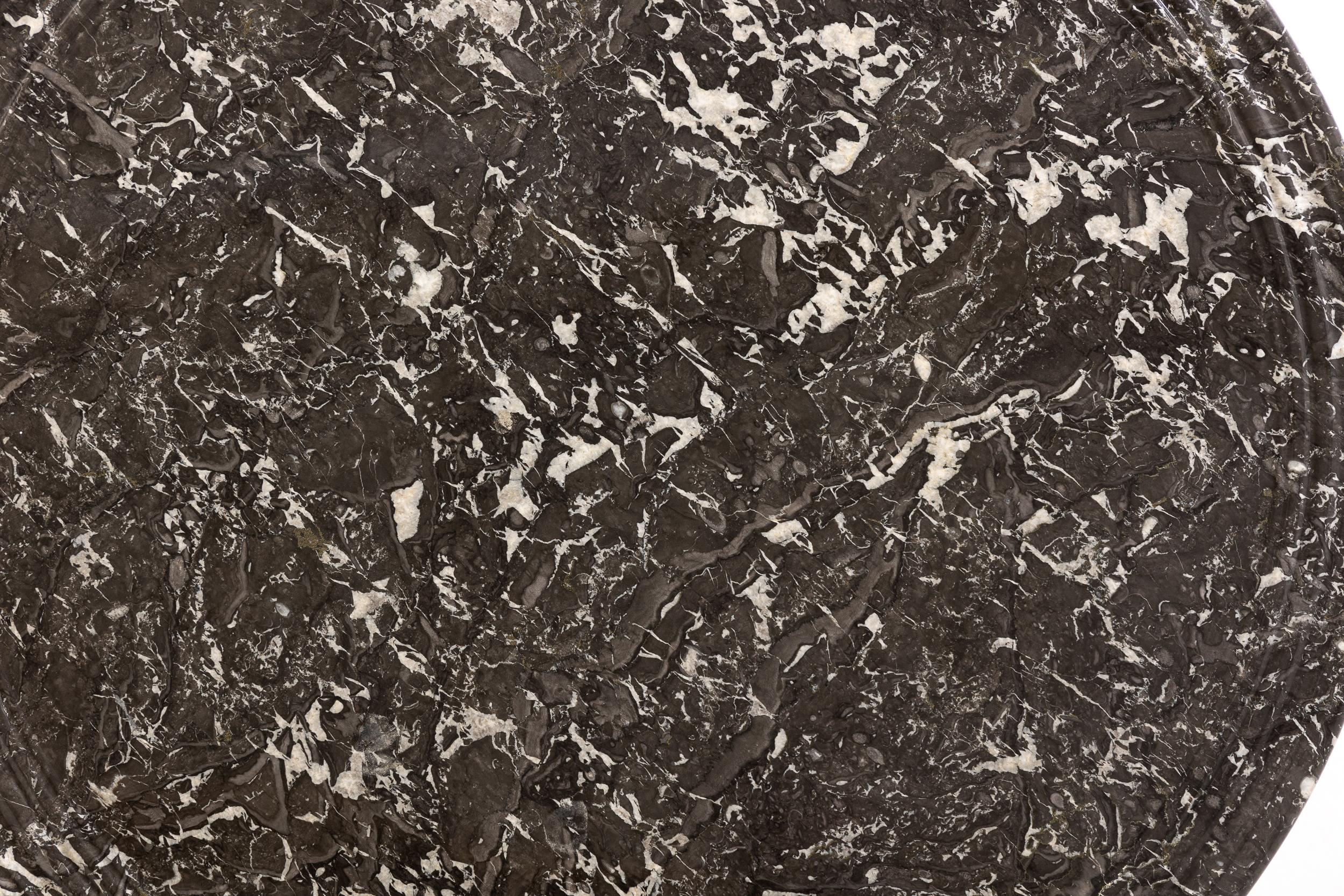 Mesa de centro francesa de nogal del siglo XIX con tapa de mármol en venta 4
